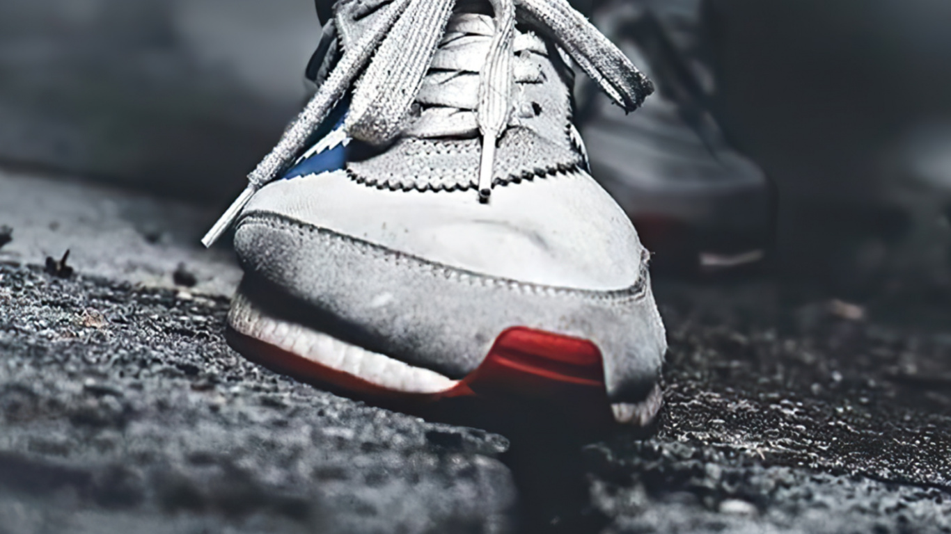 Обои вода, башмак, математика, геометрия, обувь в разрешении 1366x768