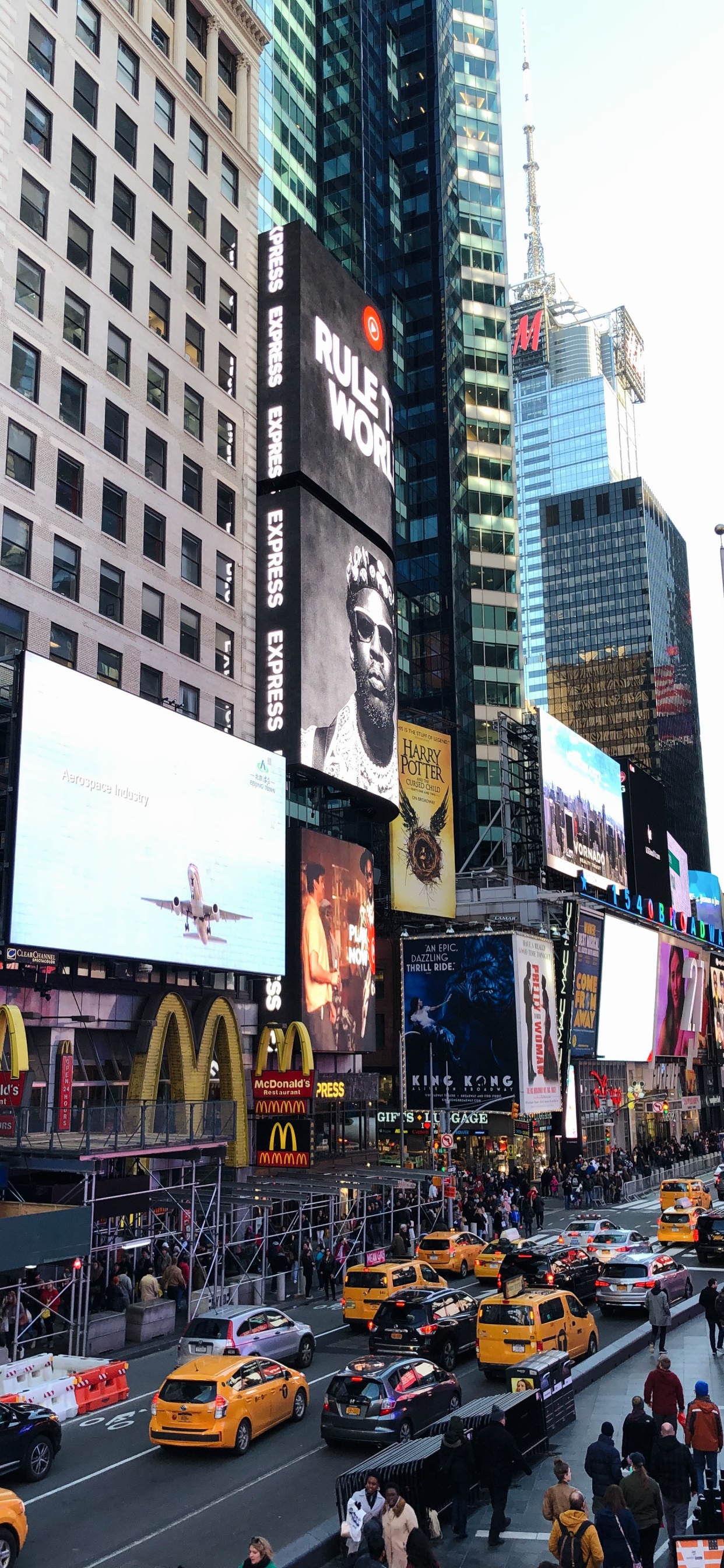 Обои населенный пункт, метрополия, трафик, пешеход, городской район в разрешении 1242x2688