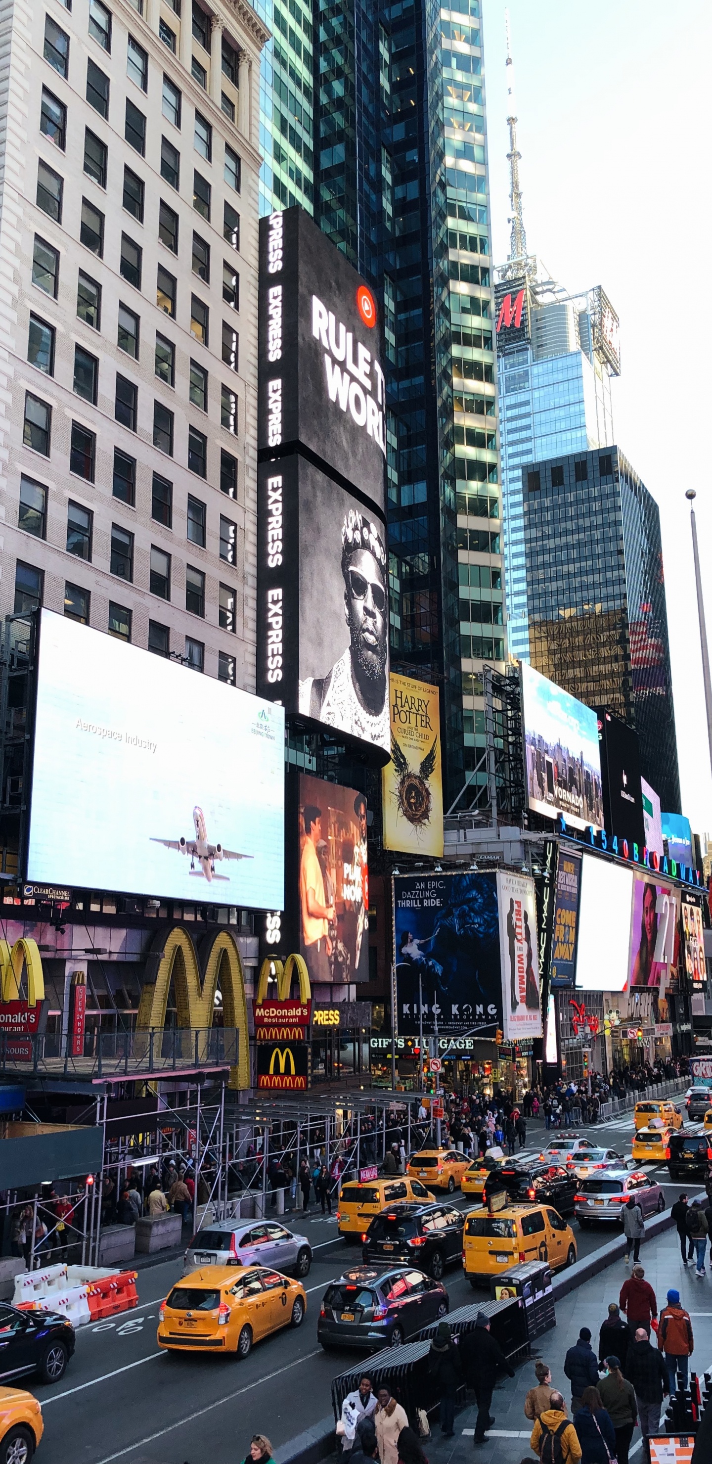 Обои населенный пункт, метрополия, трафик, пешеход, городской район в разрешении 1440x2960