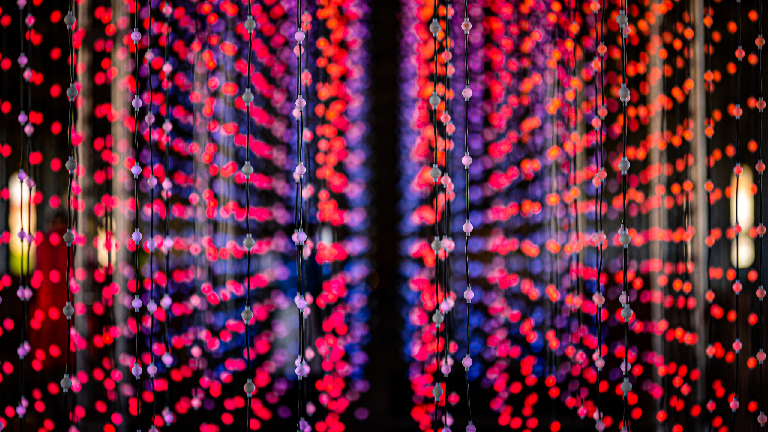 Обои свет, узор, пурпурный цвет, симметрия, боке в разрешении 2560x1440