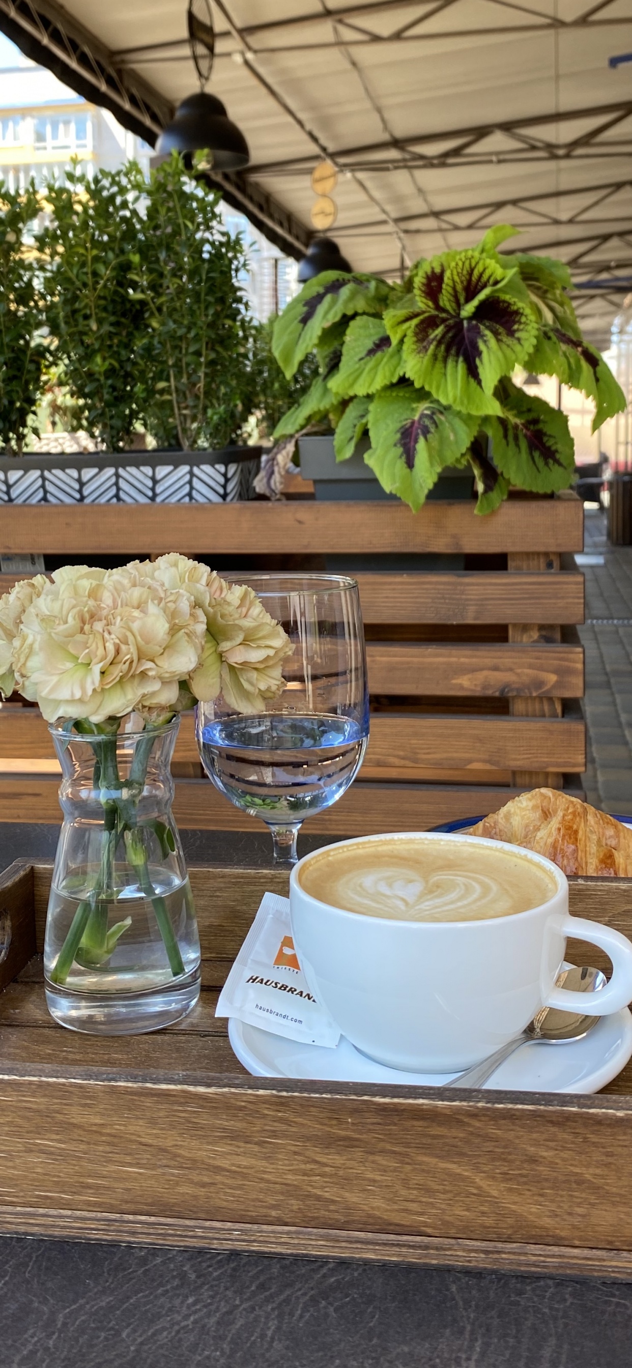 Обои таблица, кофе, кофейная чашка, serveware, чашка в разрешении 1242x2688