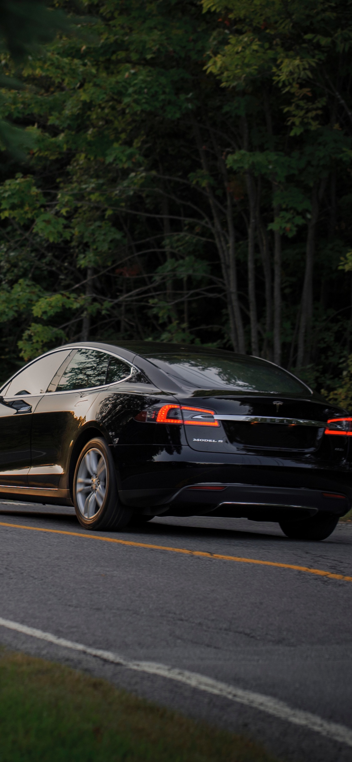 Обои авто, электромобиль, Tesla Model S, спорткар, суперкар в разрешении 1125x2436