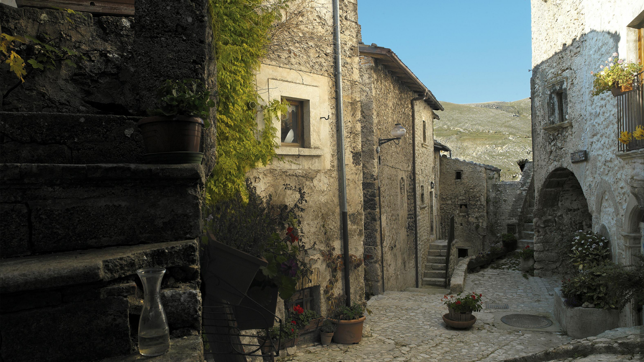 Обои комната, городок, улица, развалины, аллея в разрешении 2560x1440