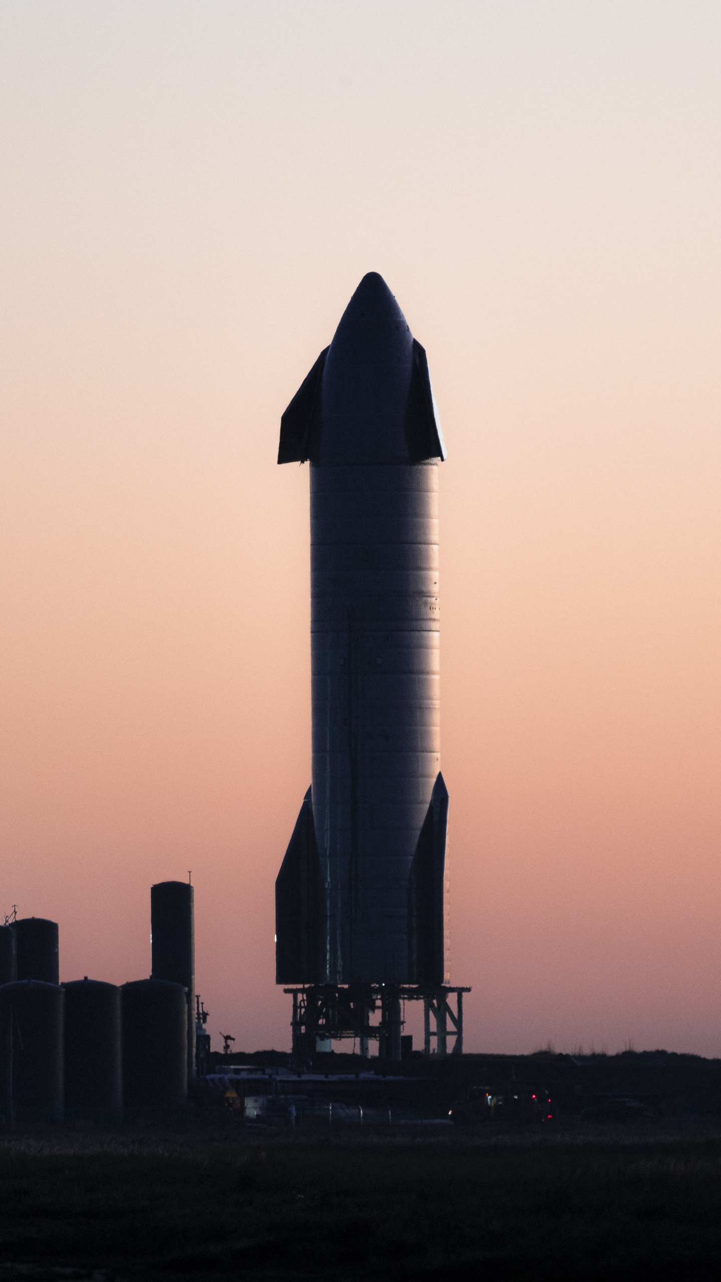 Обои звездолет, SpaceX, spacex sn9, стартовая площадка spacex в южном техасе, ракета в разрешении 1440x2560