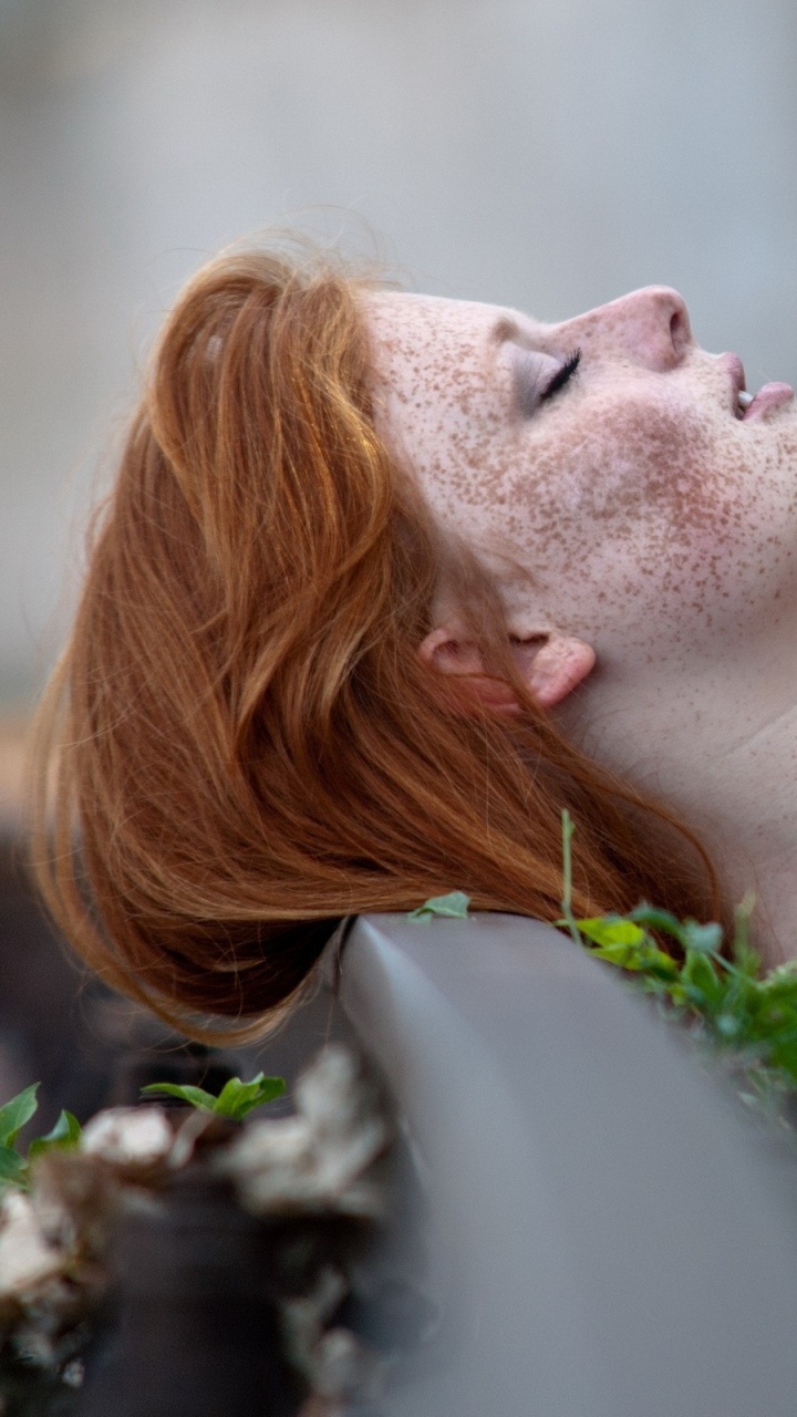 Обои рыжие волосы, веснушка, весна, портретная фотография, веселье в разрешении 720x1280