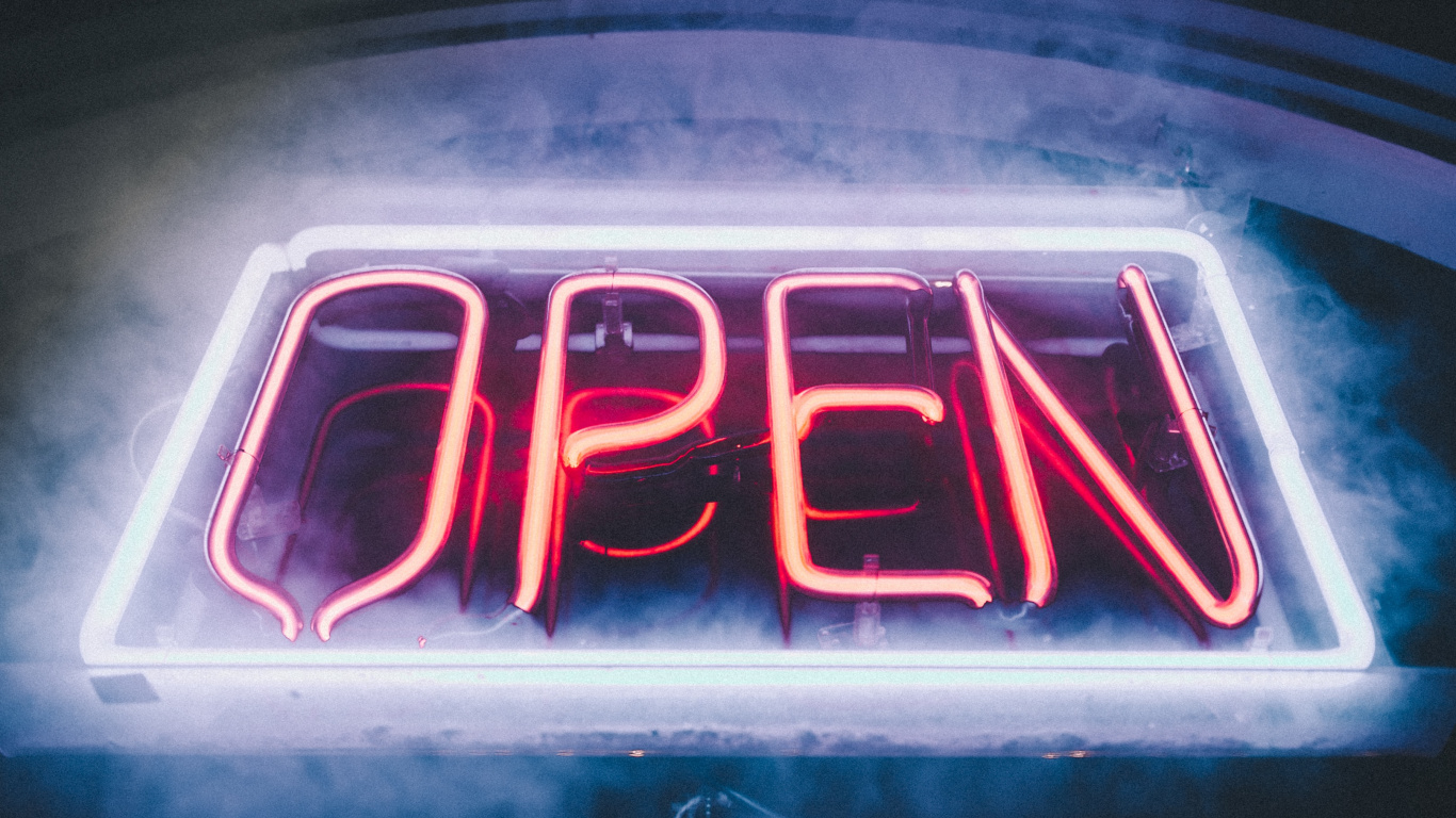 Обои электронные табло, неоновая вывеска, дизайн, Король, свет в разрешении 1366x768