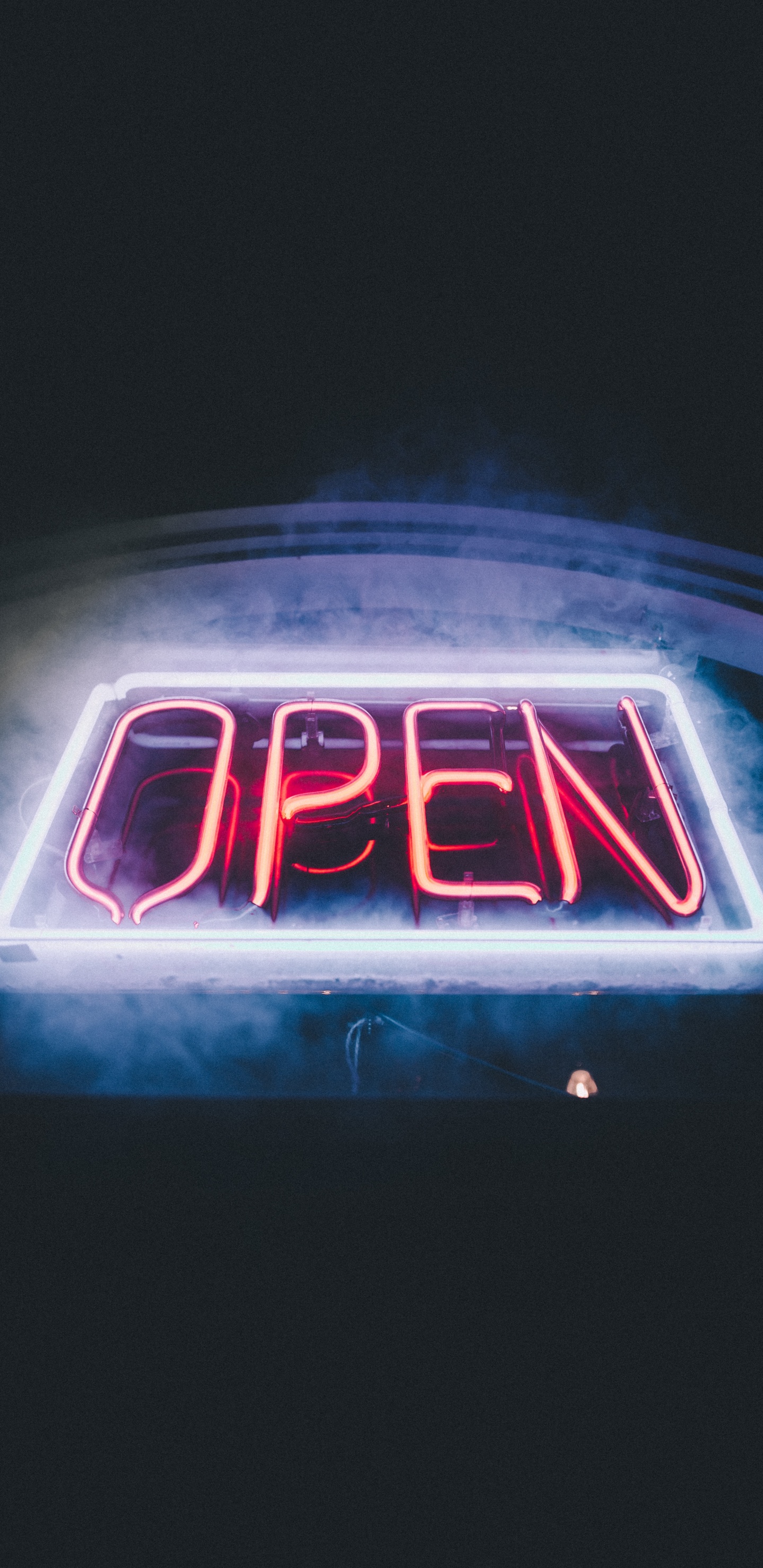 Обои электронные табло, неоновая вывеска, дизайн, Король, свет в разрешении 1440x2960