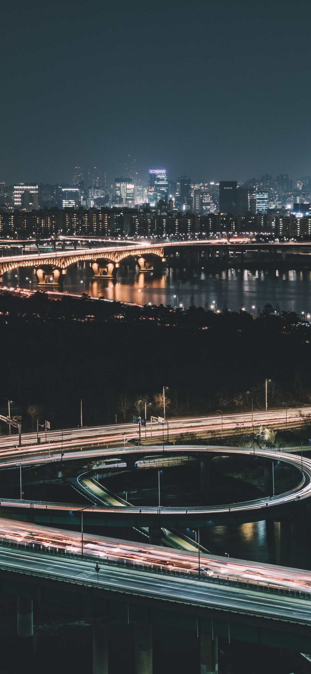 Обои вода, ночь, городской район, городской пейзаж, город в разрешении 1242x2688