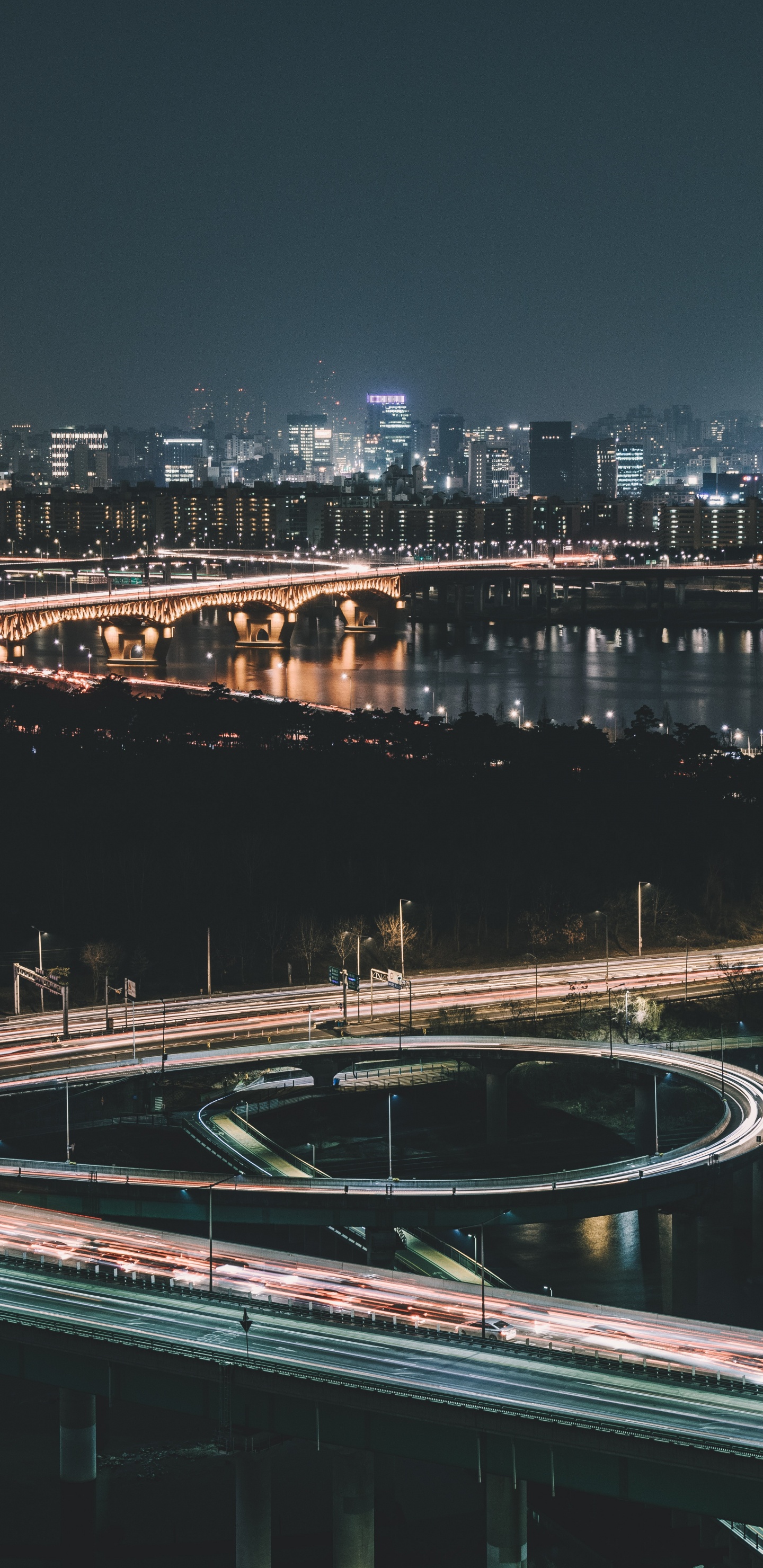 Обои вода, ночь, городской район, городской пейзаж, город в разрешении 1440x2960