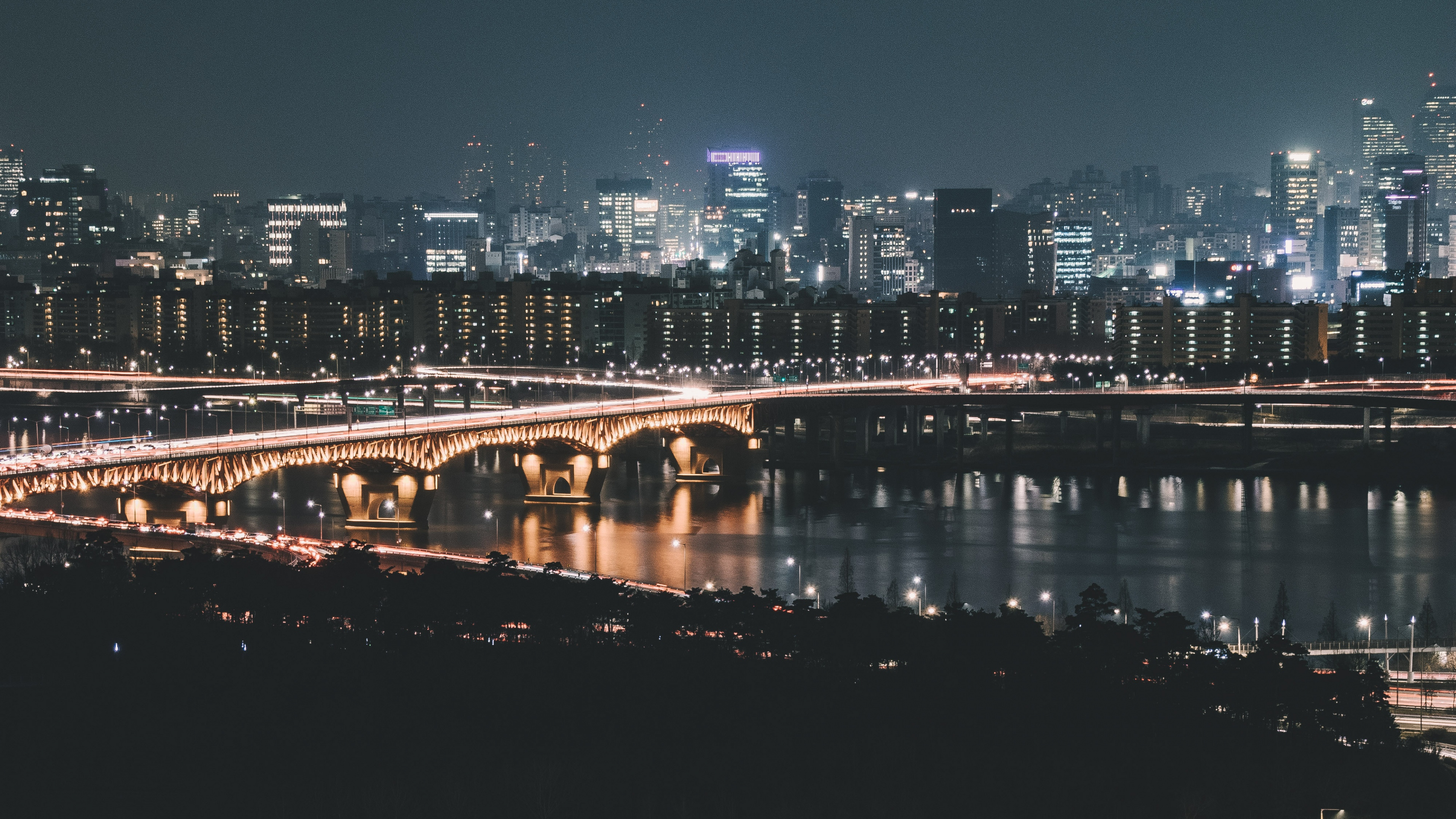 Обои вода, ночь, городской район, городской пейзаж, город в разрешении 3840x2160