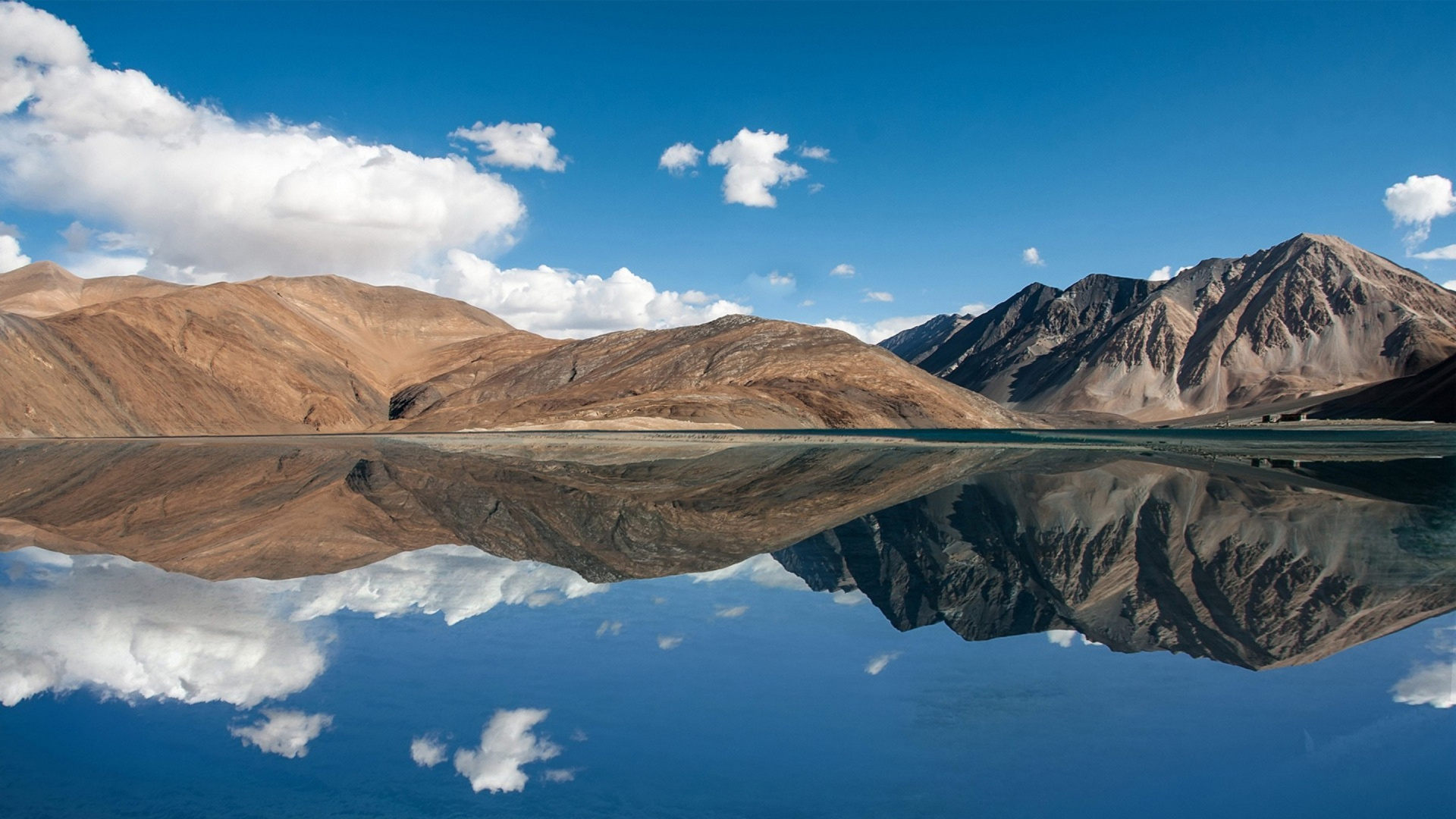 Обои Пангонг ЦО, горный рельеф, отражение, гора, горный хребет в разрешении 1920x1080