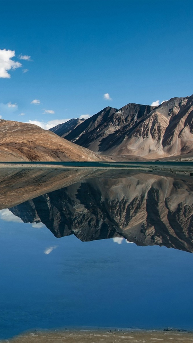 Обои Пангонг ЦО, горный рельеф, отражение, гора, горный хребет в разрешении 750x1334