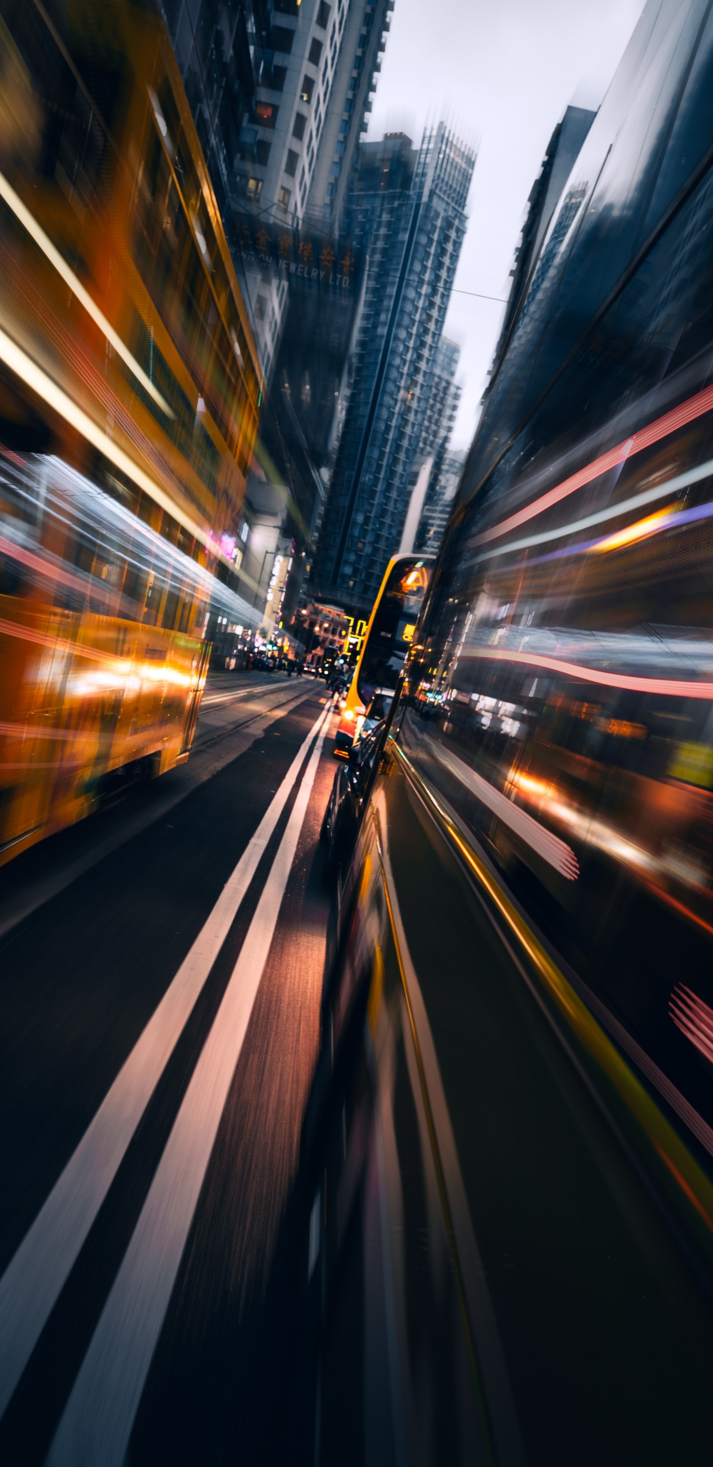 Обои городской район, свет, транспорт, город, переулок в разрешении 1440x2960