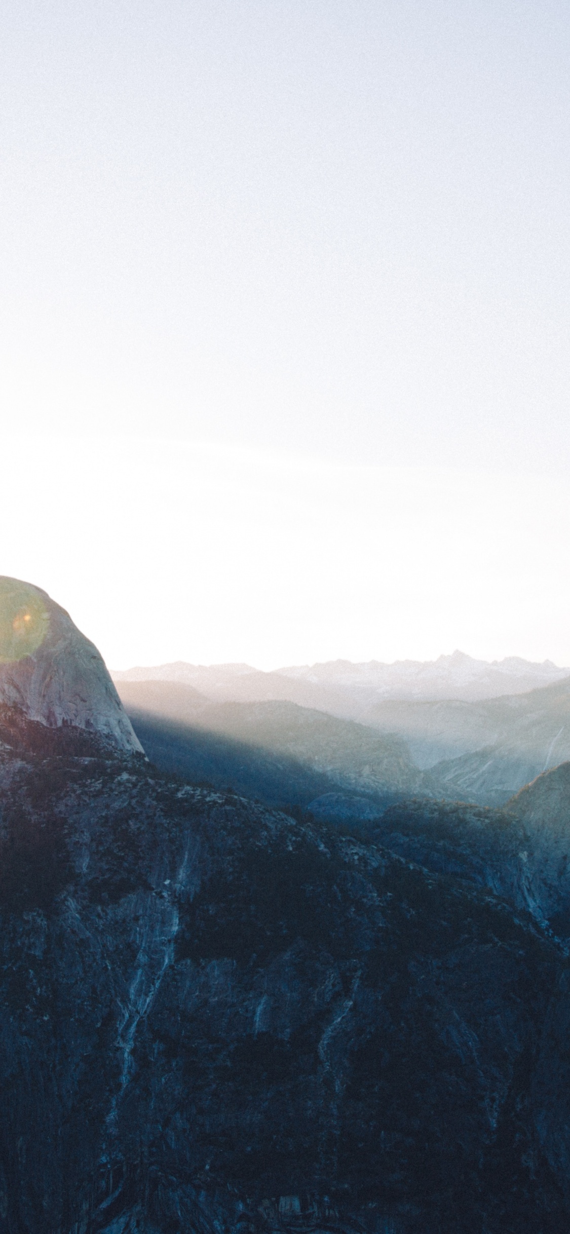 Обои солнечный свет, бейсджампинг, небо, парашют, горный хребет в разрешении 1125x2436