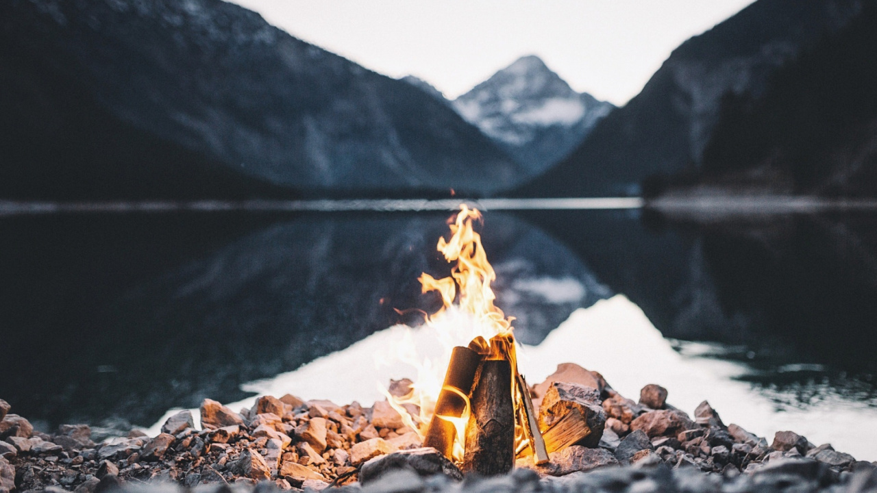 Обои огонь, рок, отражение, пейзажная живопись, вода в разрешении 1280x720