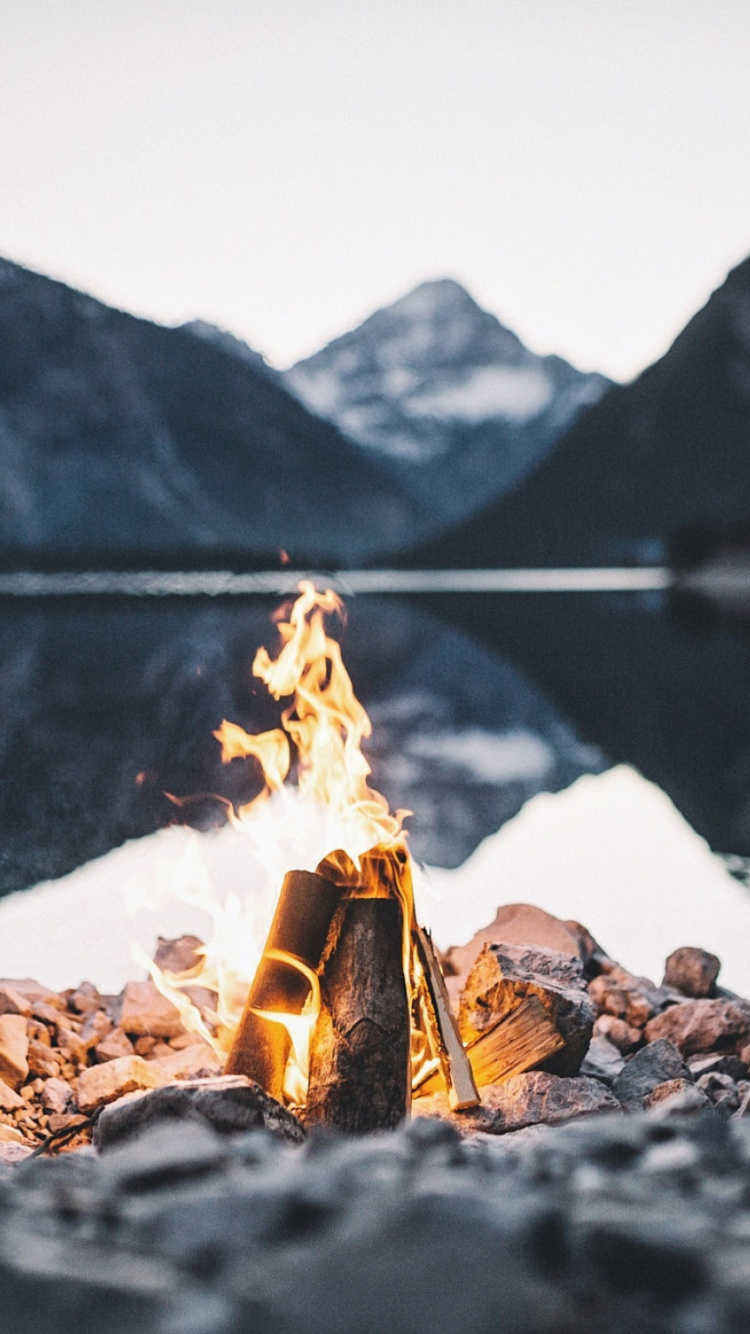 Обои огонь, рок, отражение, пейзажная живопись, вода в разрешении 750x1334