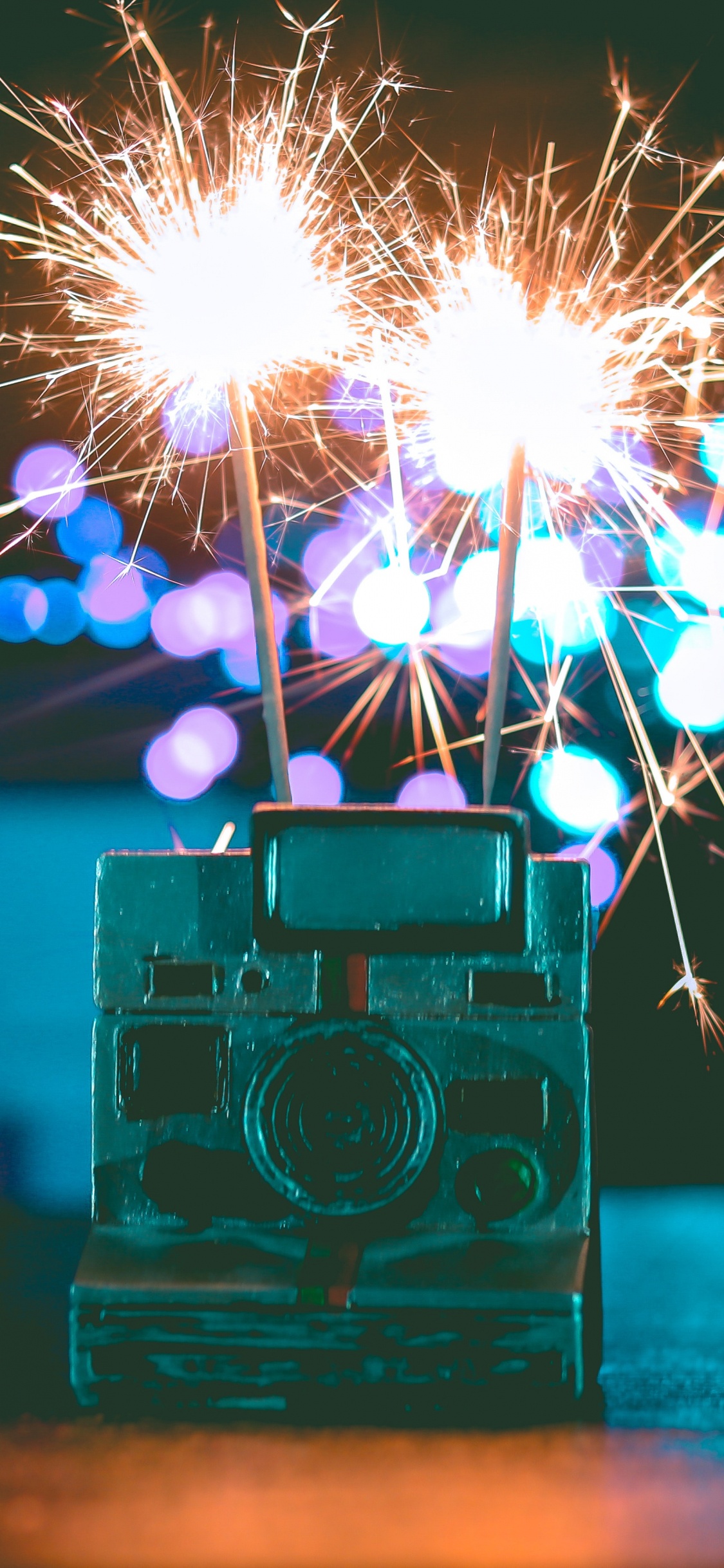 Обои бенгальский огонь, салют, свет, событие, день нового года в разрешении 1125x2436