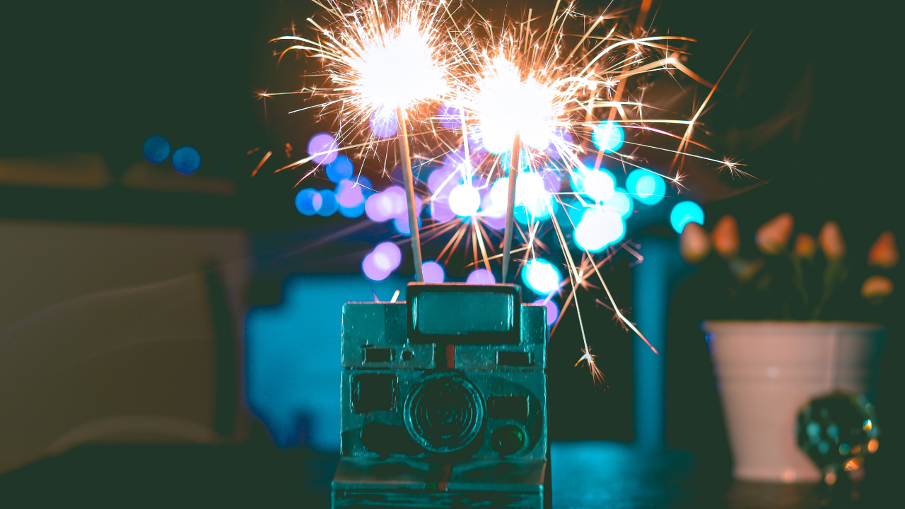 Обои бенгальский огонь, салют, свет, событие, день нового года в разрешении 1280x720