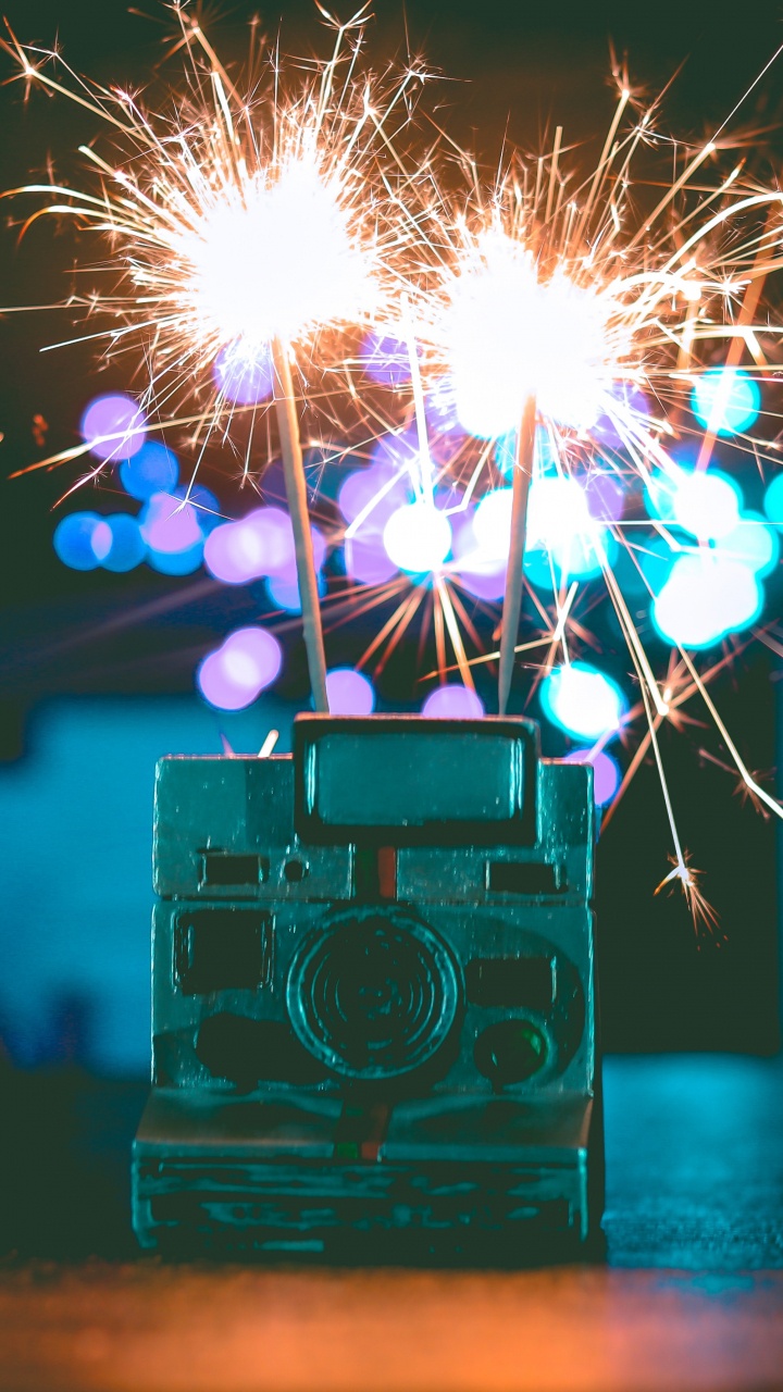 Обои бенгальский огонь, салют, свет, событие, день нового года в разрешении 720x1280