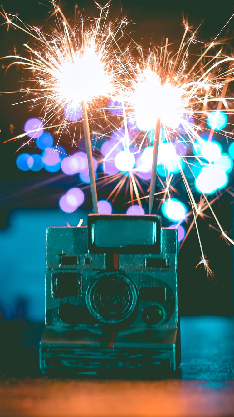 Обои бенгальский огонь, салют, свет, событие, день нового года в разрешении 750x1334