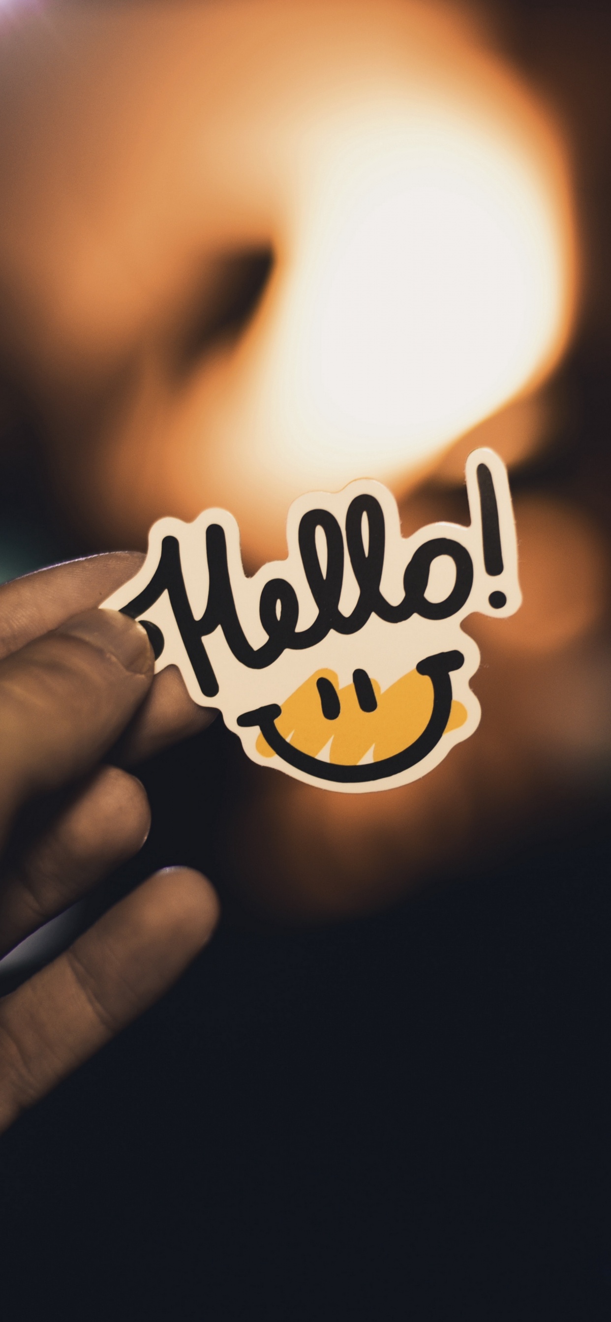 Обои крупный план, улыбка, жест, палец, Счастлив в разрешении 1242x2688