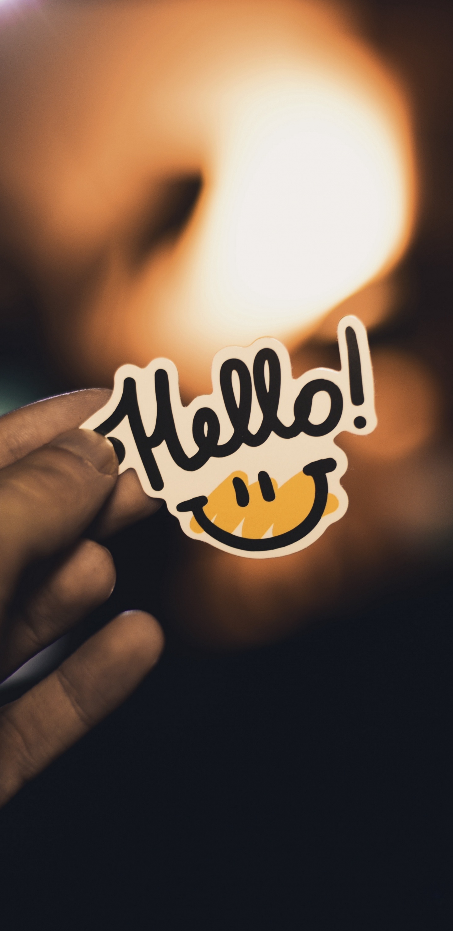 Обои крупный план, улыбка, жест, палец, Счастлив в разрешении 1440x2960