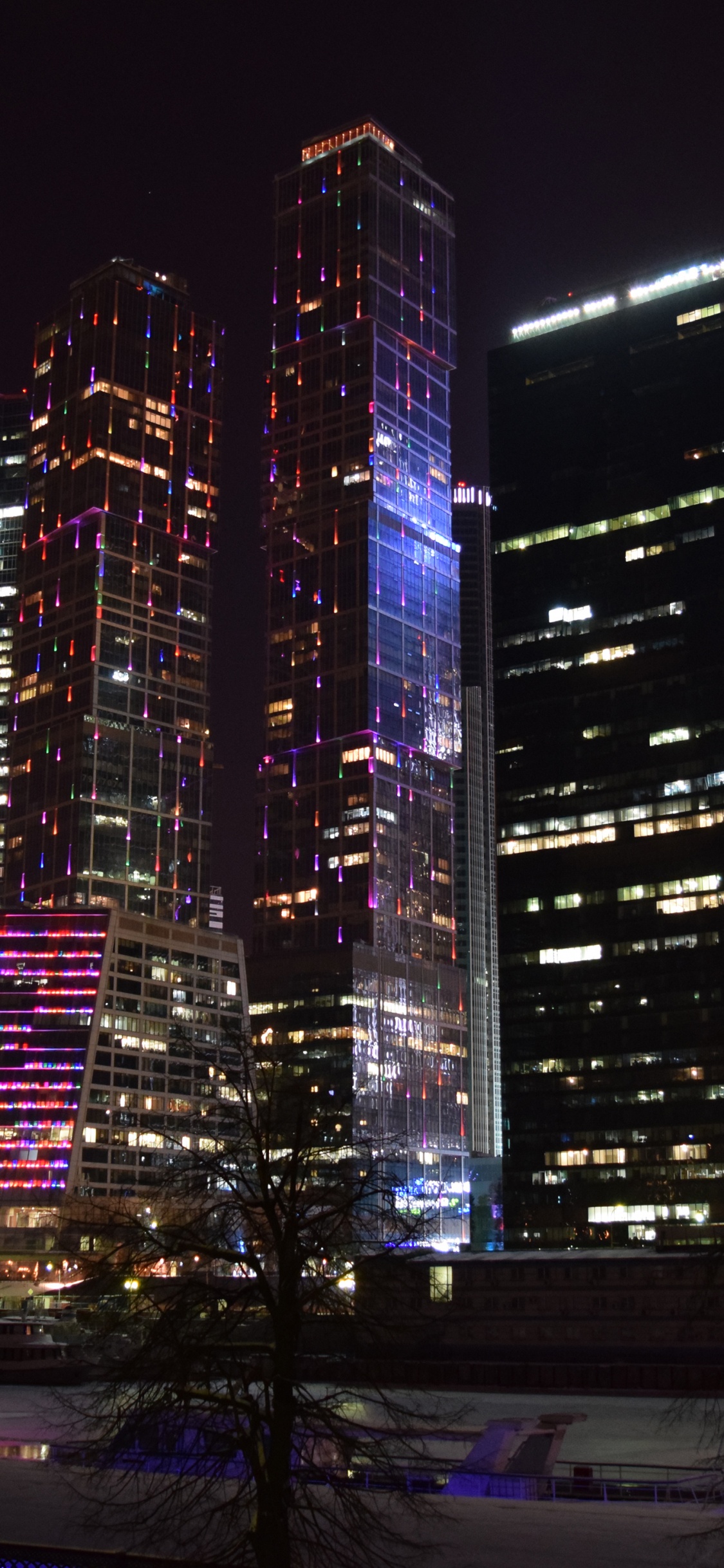 Обои Москва-река, город, метрополия, городской пейзаж, небоскреб в разрешении 1125x2436