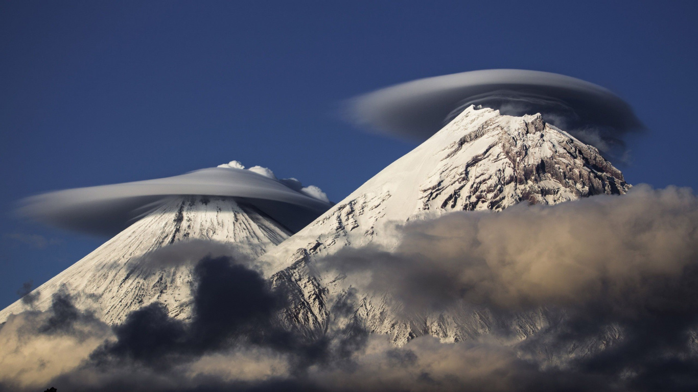 Обои природа, облако, горный рельеф, гора, стратовулкан в разрешении 1366x768