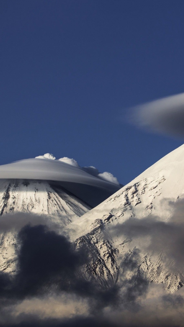 Обои природа, облако, горный рельеф, гора, стратовулкан в разрешении 720x1280