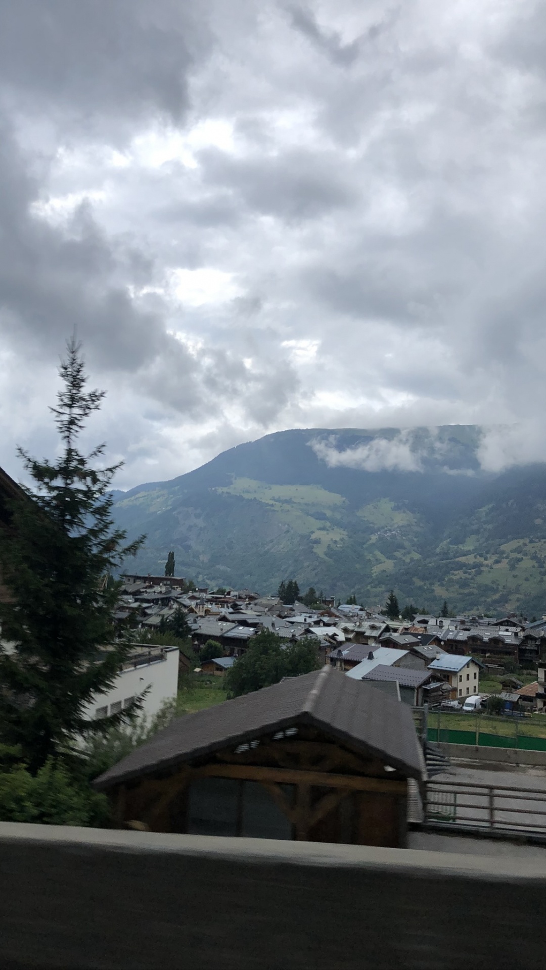 Обои облако, горный рельеф, горный хребет, нагорье, крыша в разрешении 1080x1920