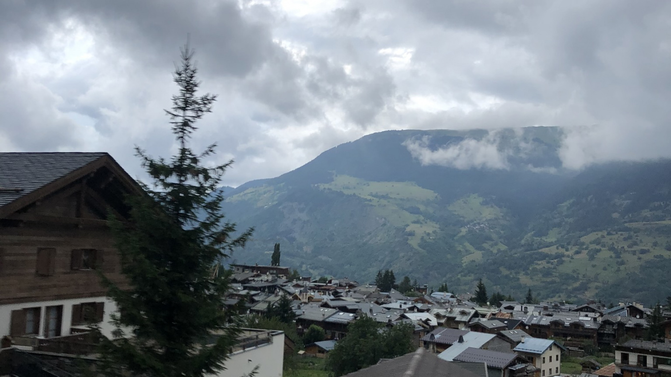 Обои облако, горный рельеф, горный хребет, нагорье, крыша в разрешении 1366x768