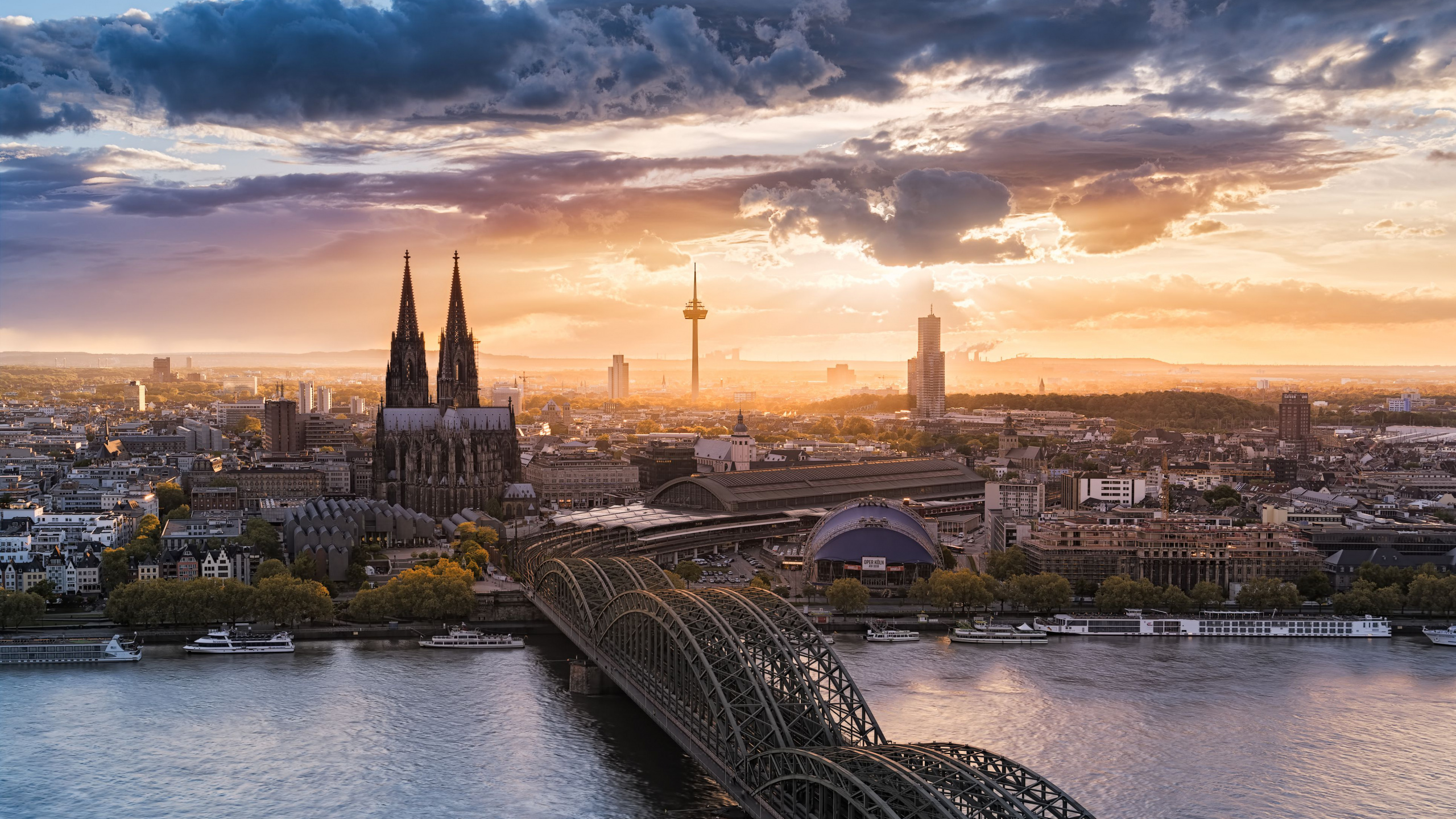 Обои городской пейзаж, ориентир, город, облако, линия горизонта в разрешении 2560x1440