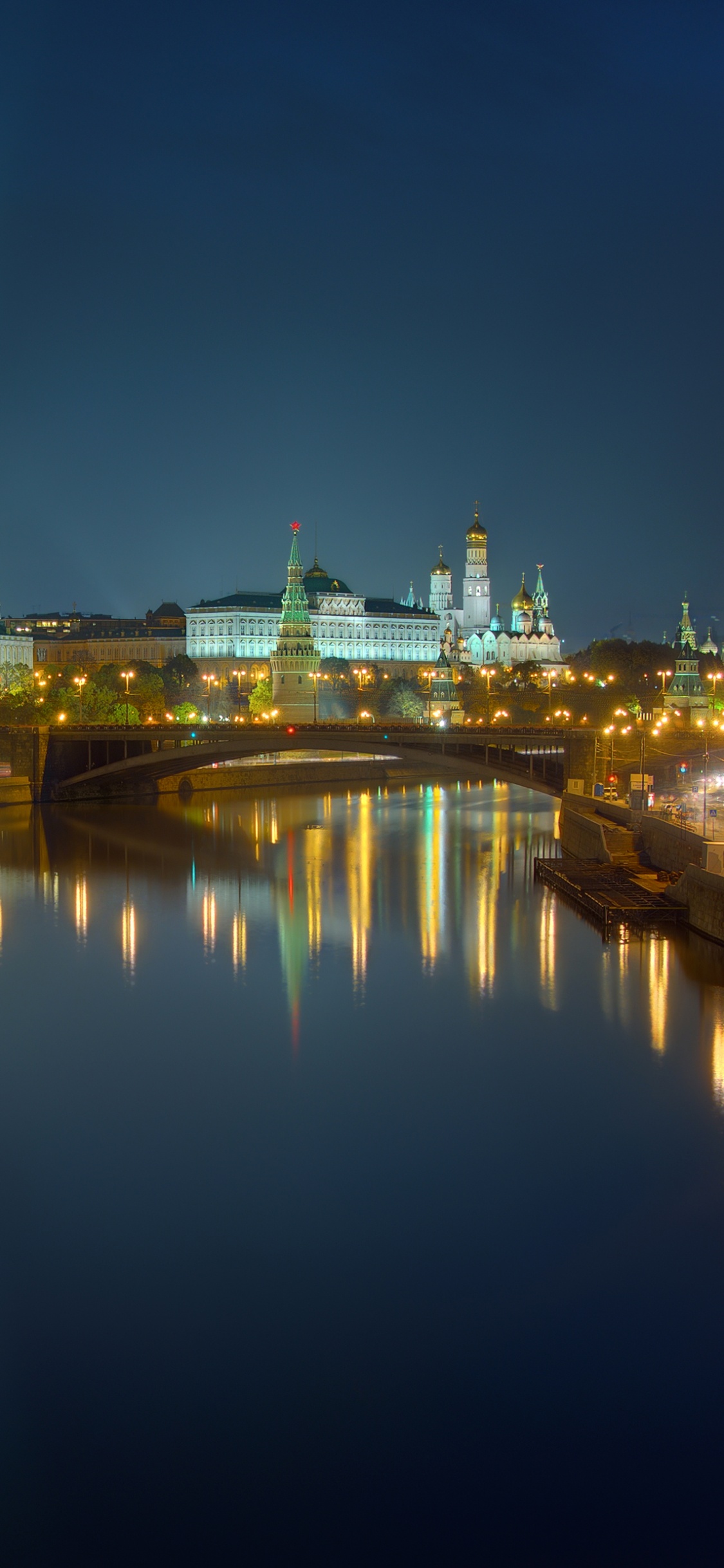 Обои ночь, Москва-река, городской пейзаж, отражение, город в разрешении 1125x2436