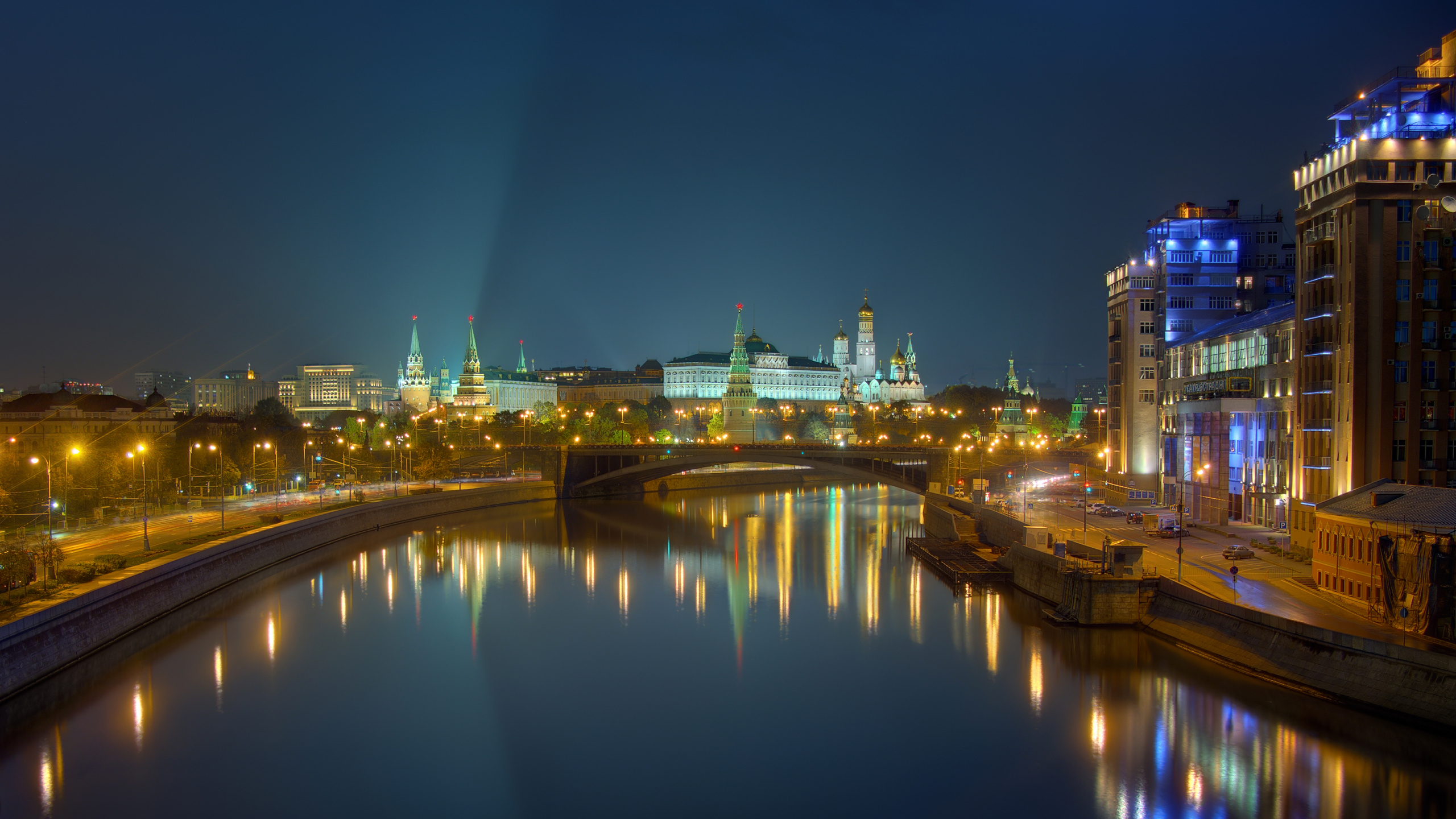 Обои ночь, Москва-река, городской пейзаж, отражение, город в разрешении 2560x1440