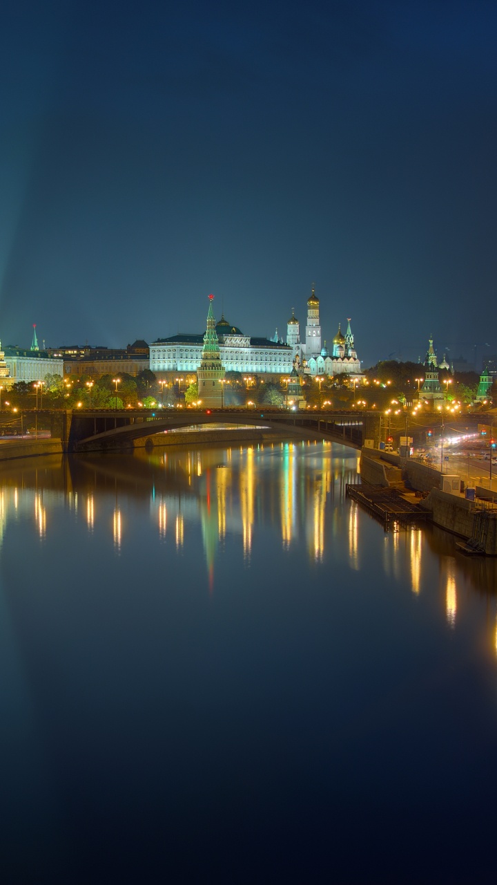 Обои ночь, Москва-река, городской пейзаж, отражение, город в разрешении 720x1280