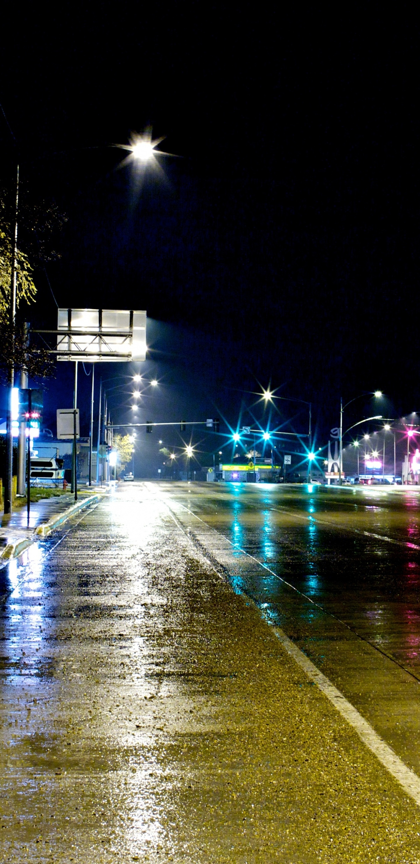 Обои дождь, ночь, уличный фонарь, свет, вода в разрешении 1440x2960