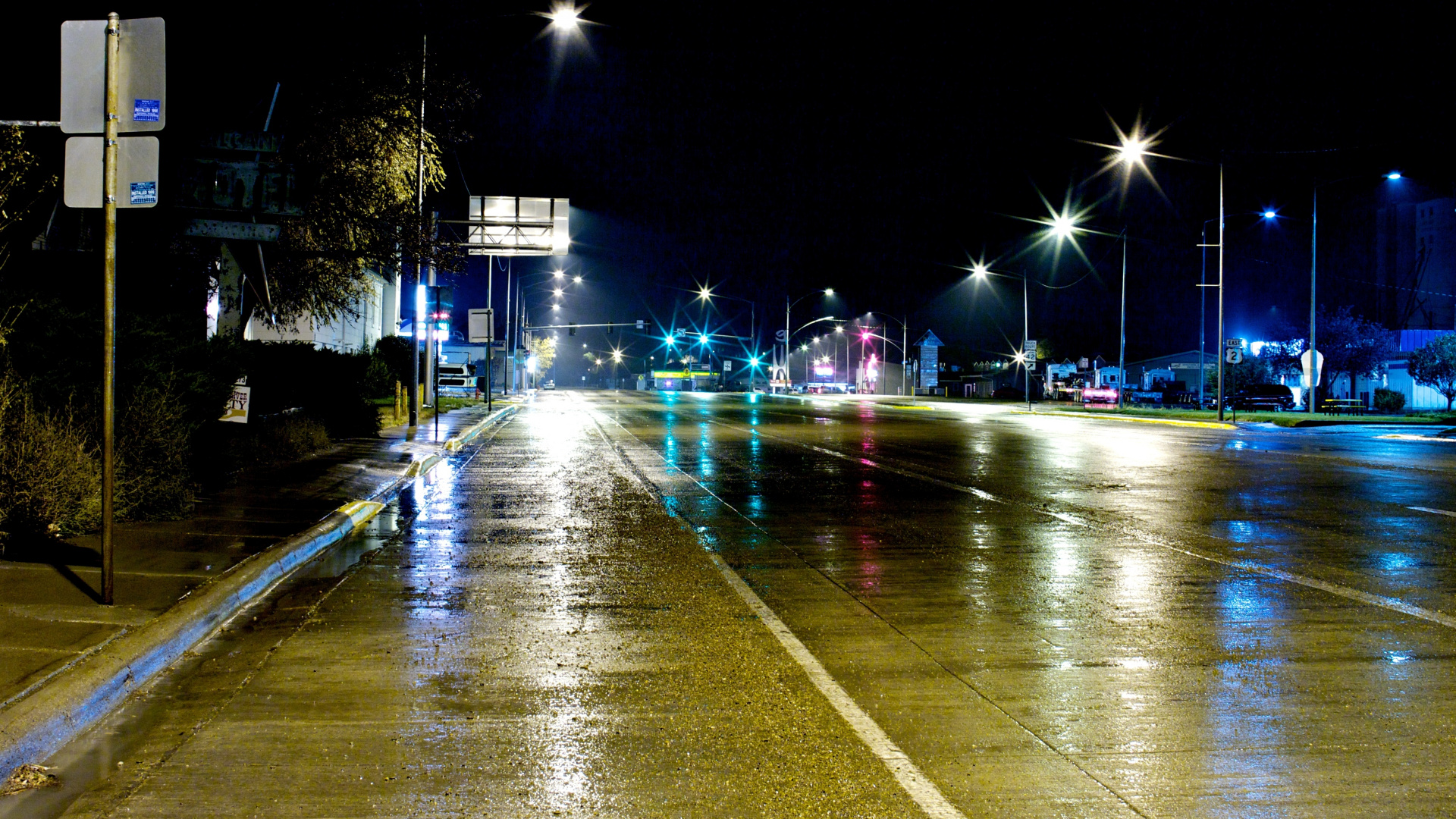 Обои дождь, ночь, уличный фонарь, свет, вода в разрешении 1920x1080