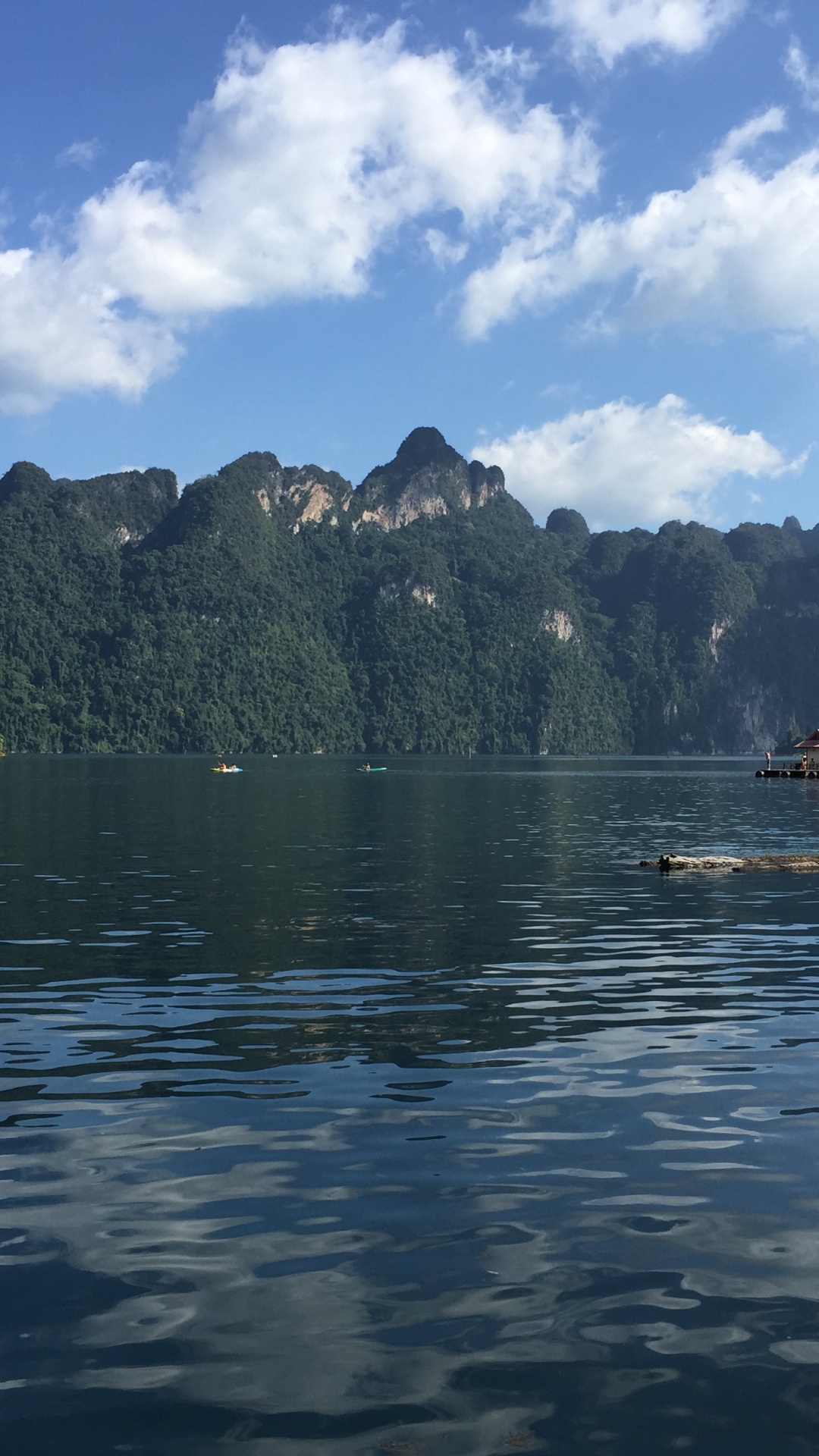 Обои отражение, облако, горный рельеф, вода, гидроресурсы в разрешении 1080x1920