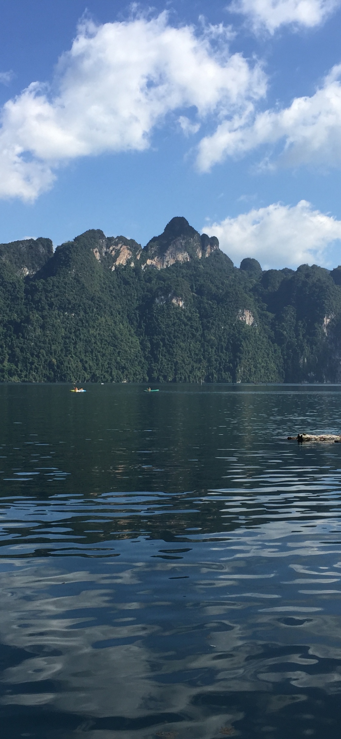 Обои отражение, облако, горный рельеф, вода, гидроресурсы в разрешении 1125x2436