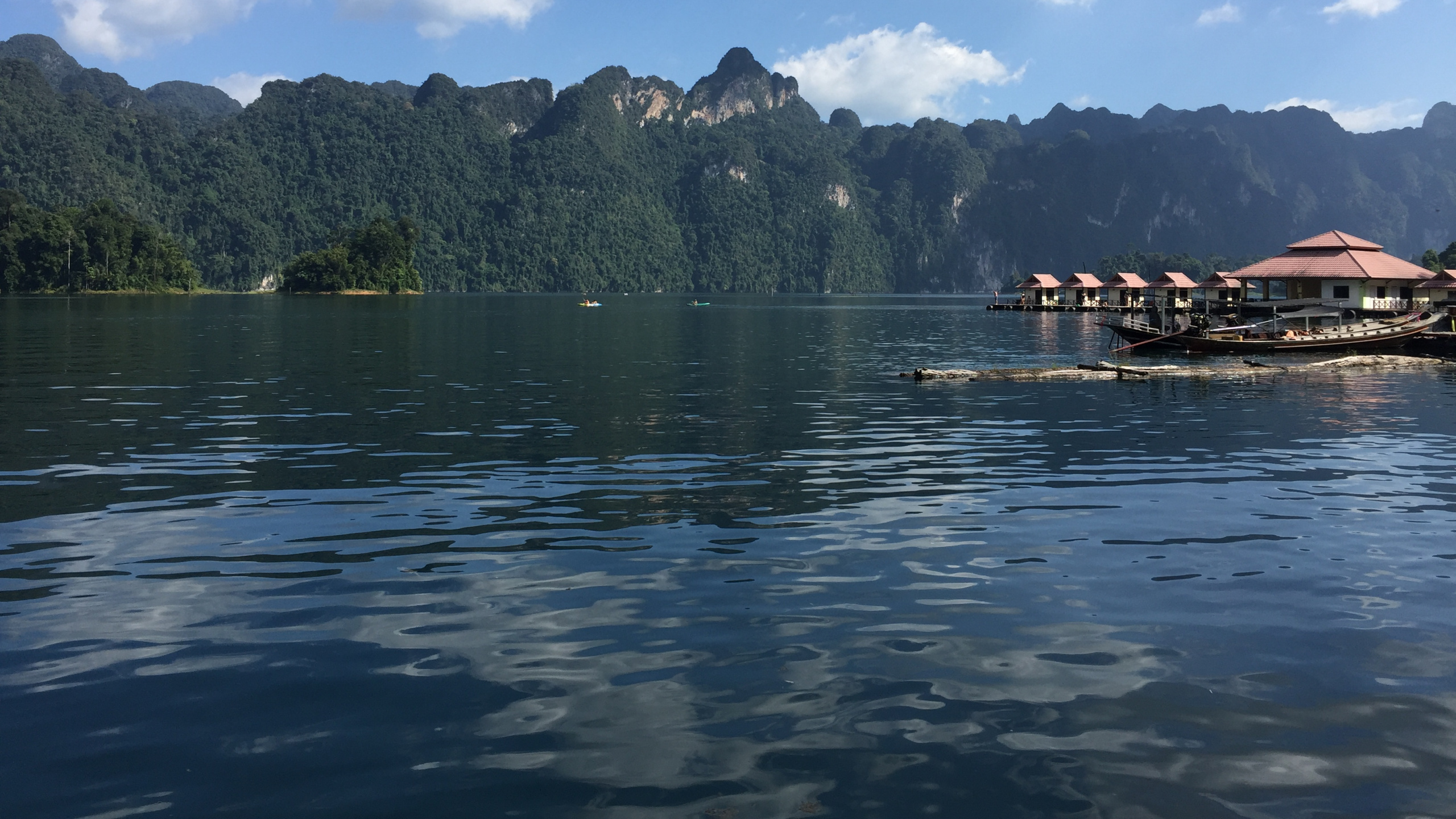 Обои отражение, облако, горный рельеф, вода, гидроресурсы в разрешении 2560x1440