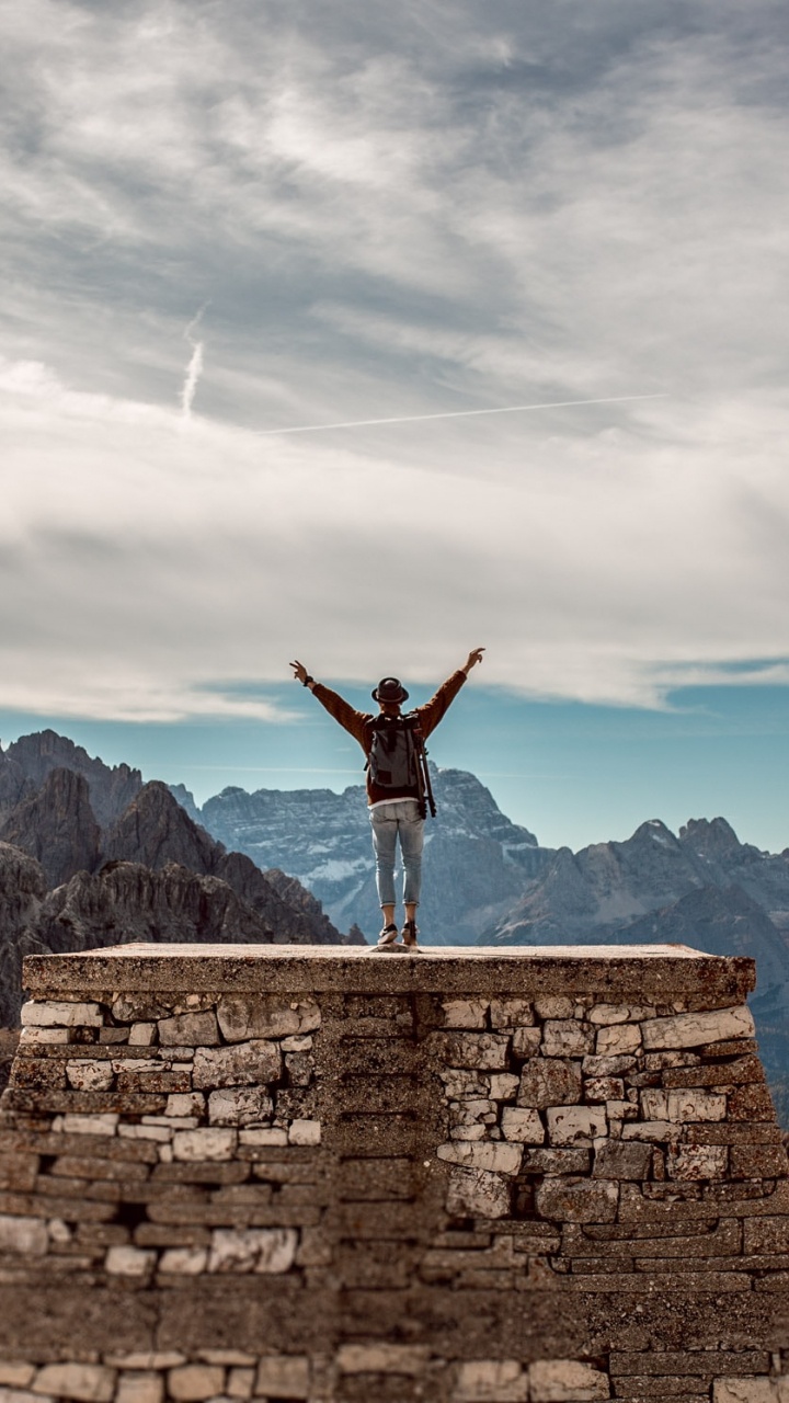 Обои горный рельеф, гора, облако, саммит, рок в разрешении 720x1280