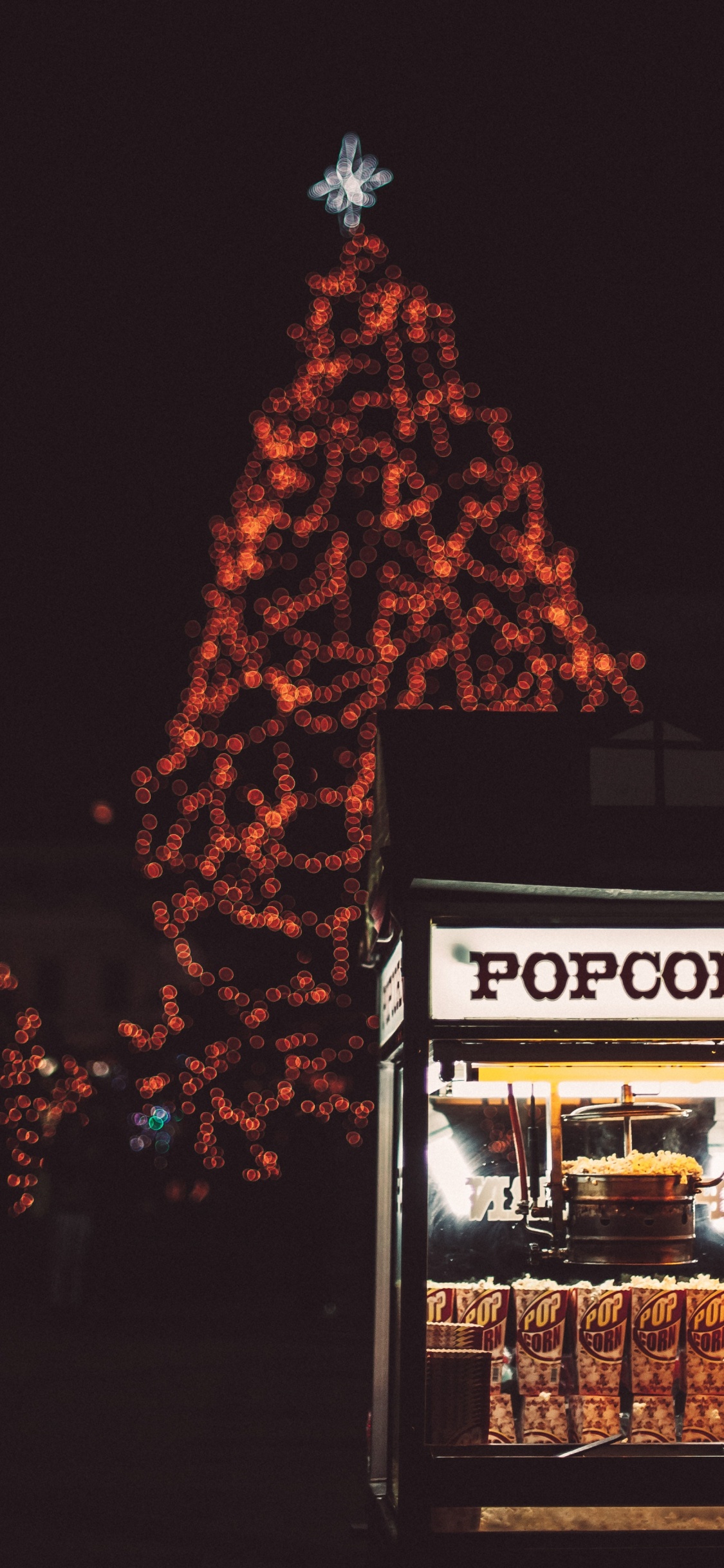 Обои дерево, елка, Рождество, Рождественские украшения, ночь в разрешении 1125x2436