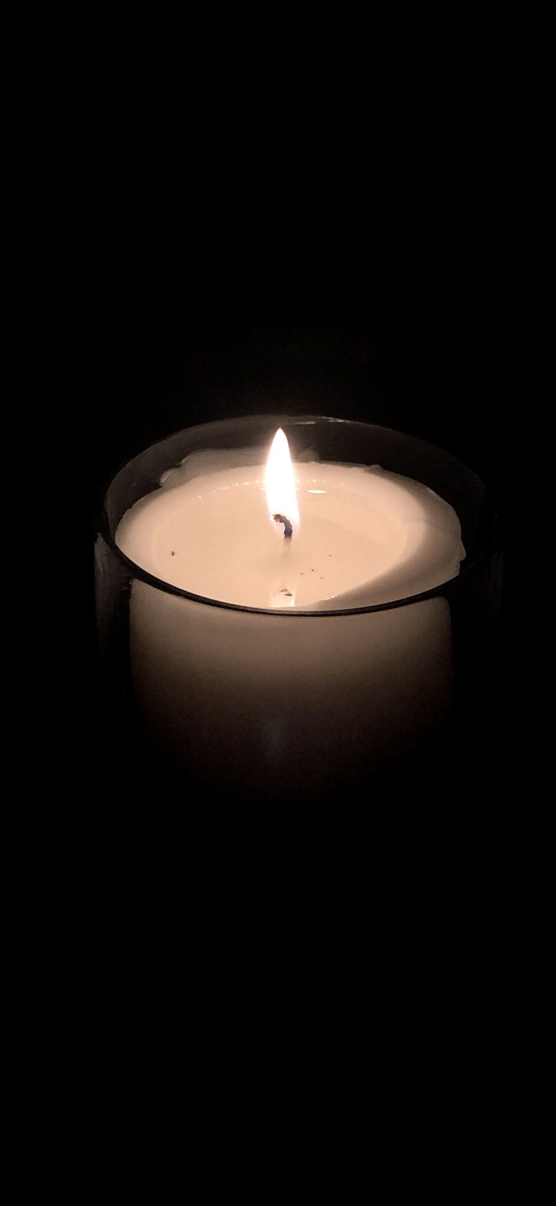 Обои свеча, свет, воск, пламя, огонь в разрешении 1125x2436