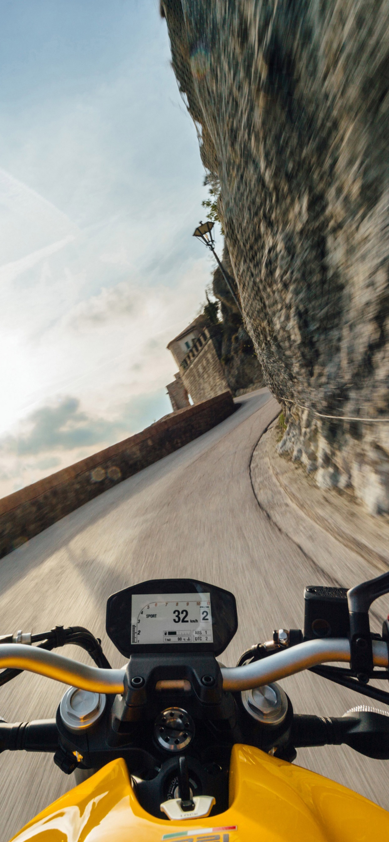 Обои руль велосипеда, зеркало заднего вида, Кафе рейсер, автомобильное зеркало, Дукати Панигале В4 в разрешении 1242x2688