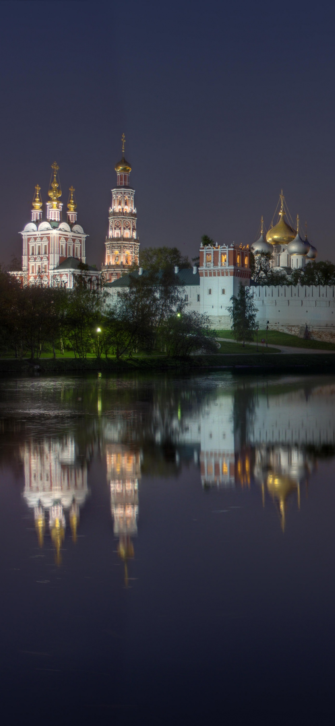 Обои Новодевичий монастырь, отражение, ночь, ориентир, вода в разрешении 1125x2436