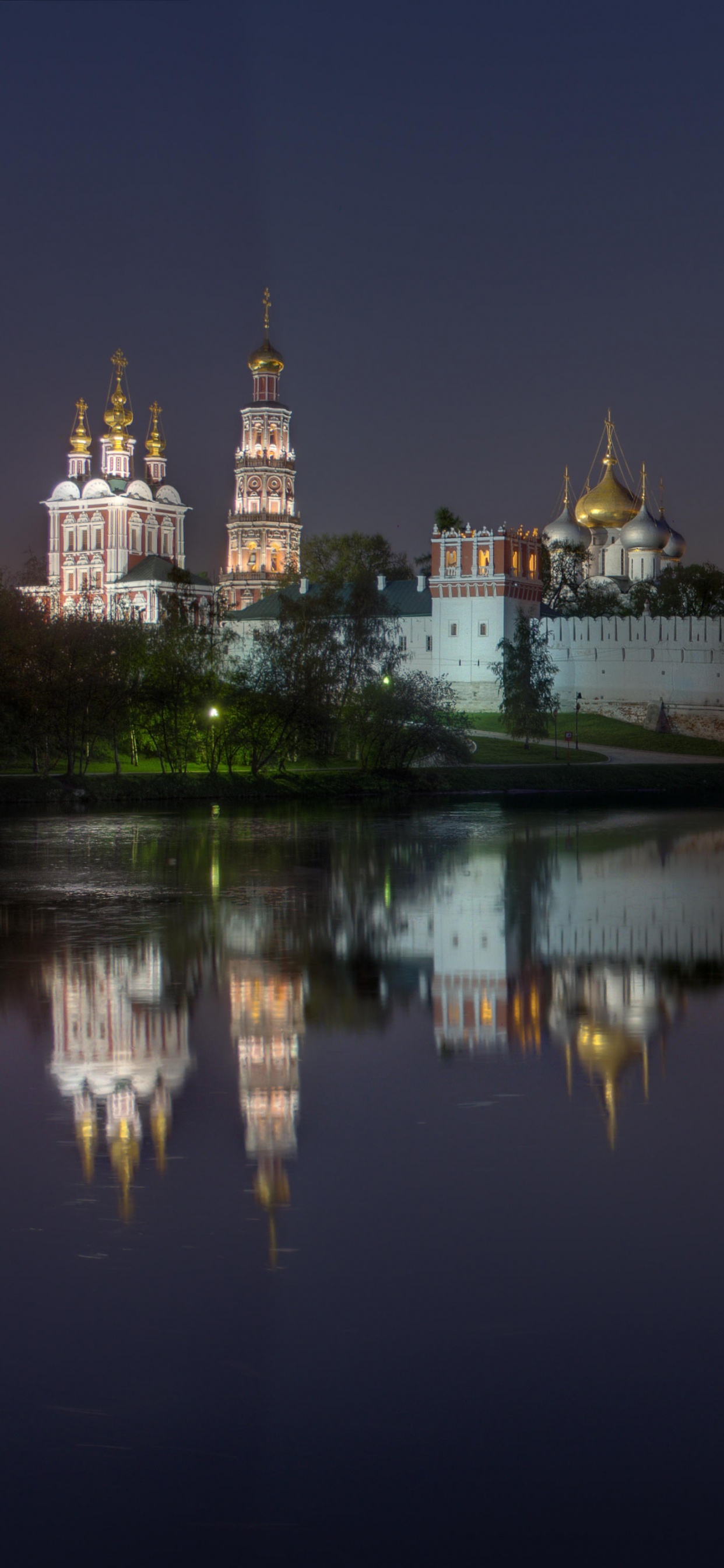 Обои Новодевичий монастырь, отражение, ночь, ориентир, вода в разрешении 1242x2688