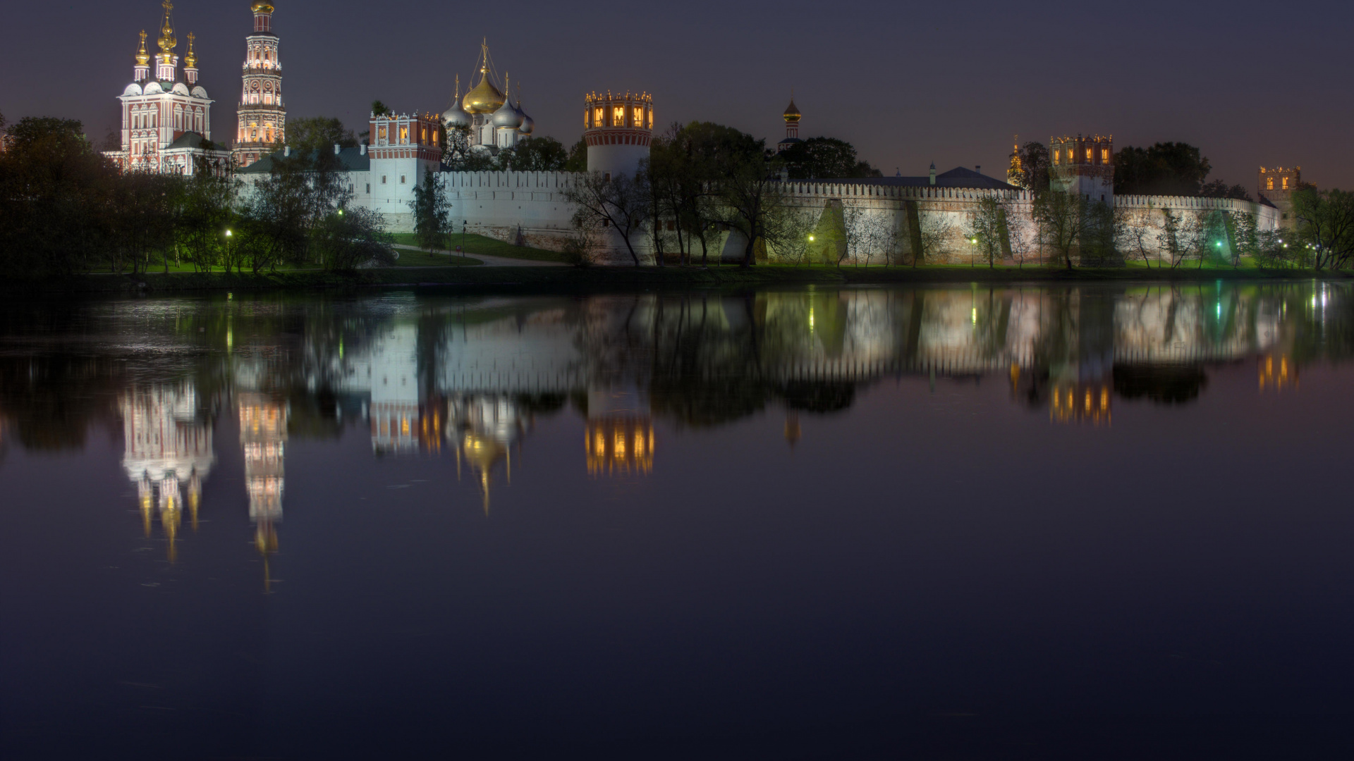 Обои Новодевичий монастырь, отражение, ночь, ориентир, вода в разрешении 1920x1080