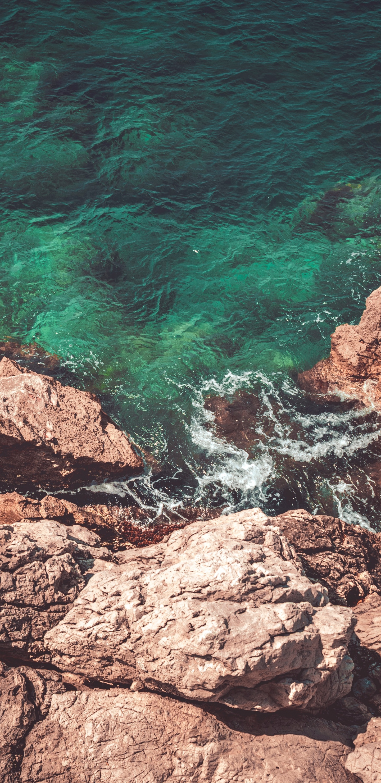 Обои геология, klippe, бирюза, лазурный, мыс в разрешении 1440x2960