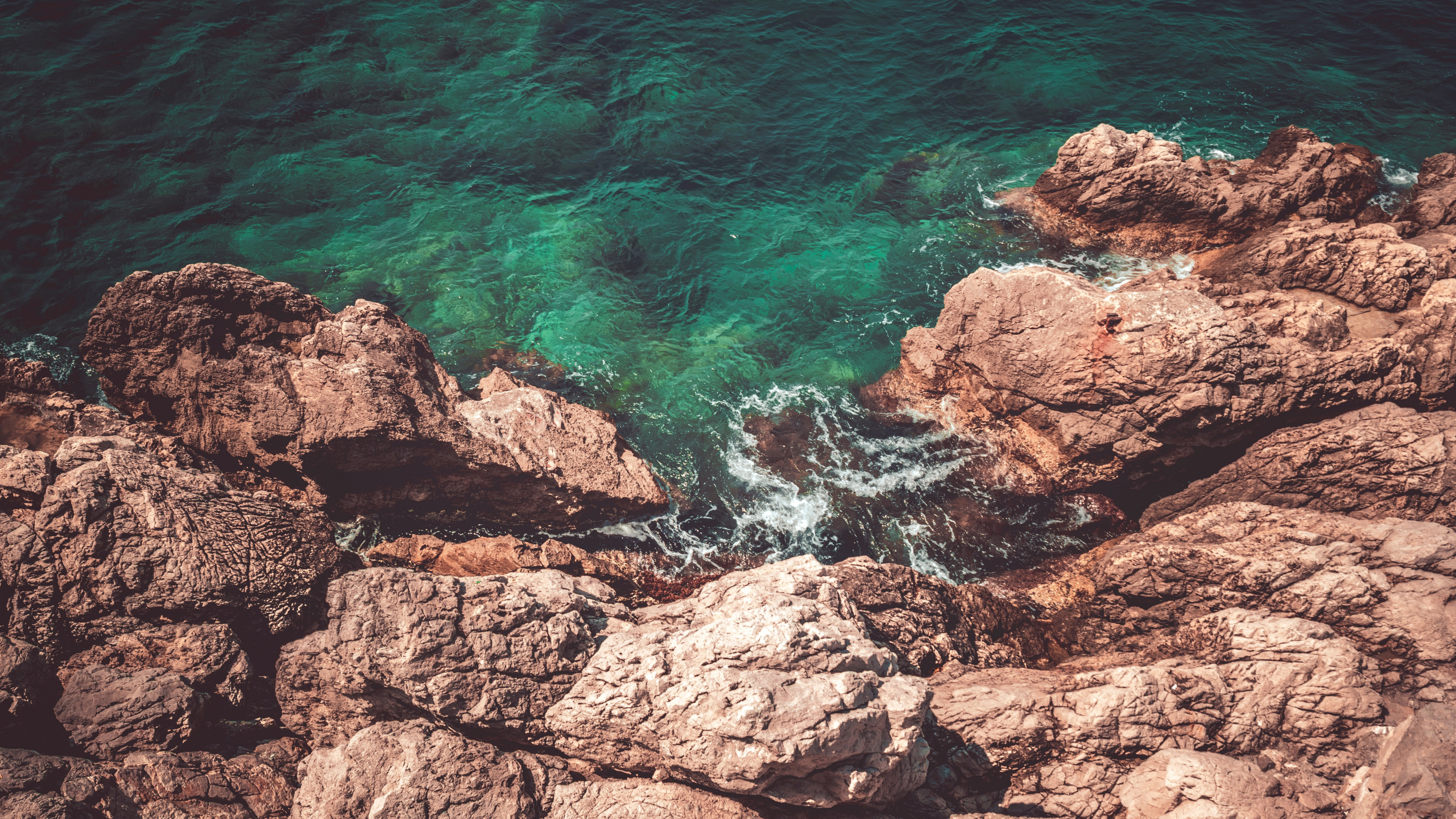 Обои геология, klippe, бирюза, лазурный, мыс в разрешении 2560x1440