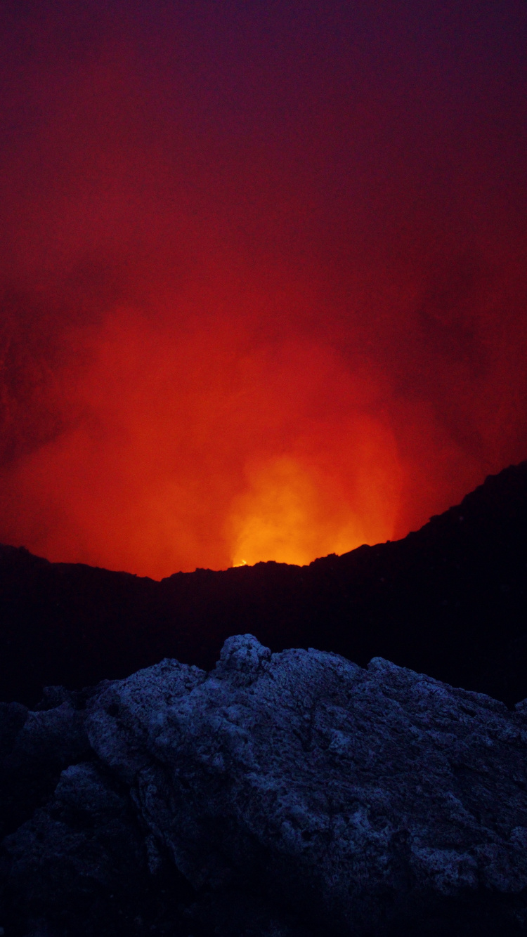 Обои типы вулканических извержений, лава, вулкан, щитовой вулкан, вулканического рельефа в разрешении 750x1334